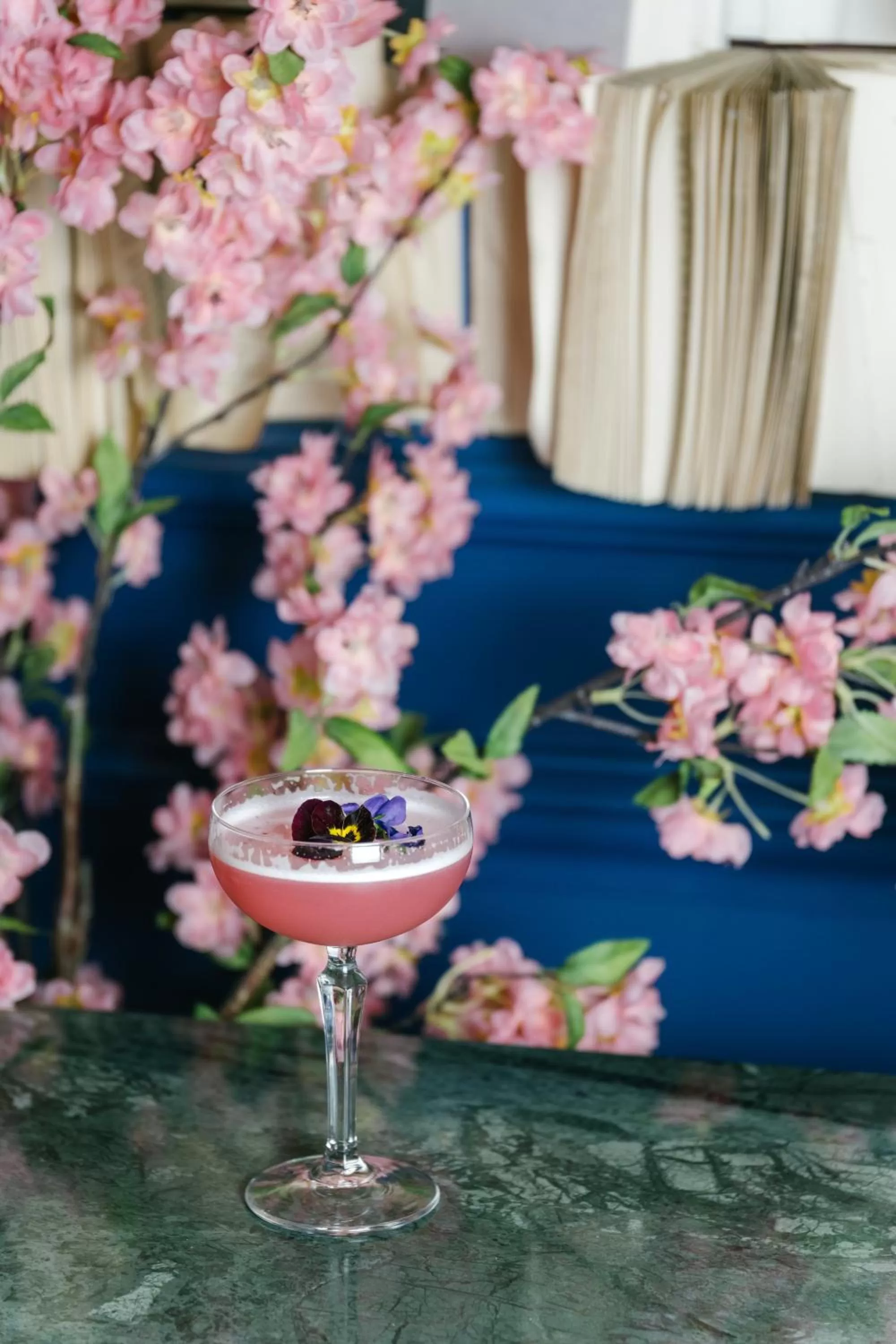 Lounge or bar in voco Grand Central Glasgow by IHG