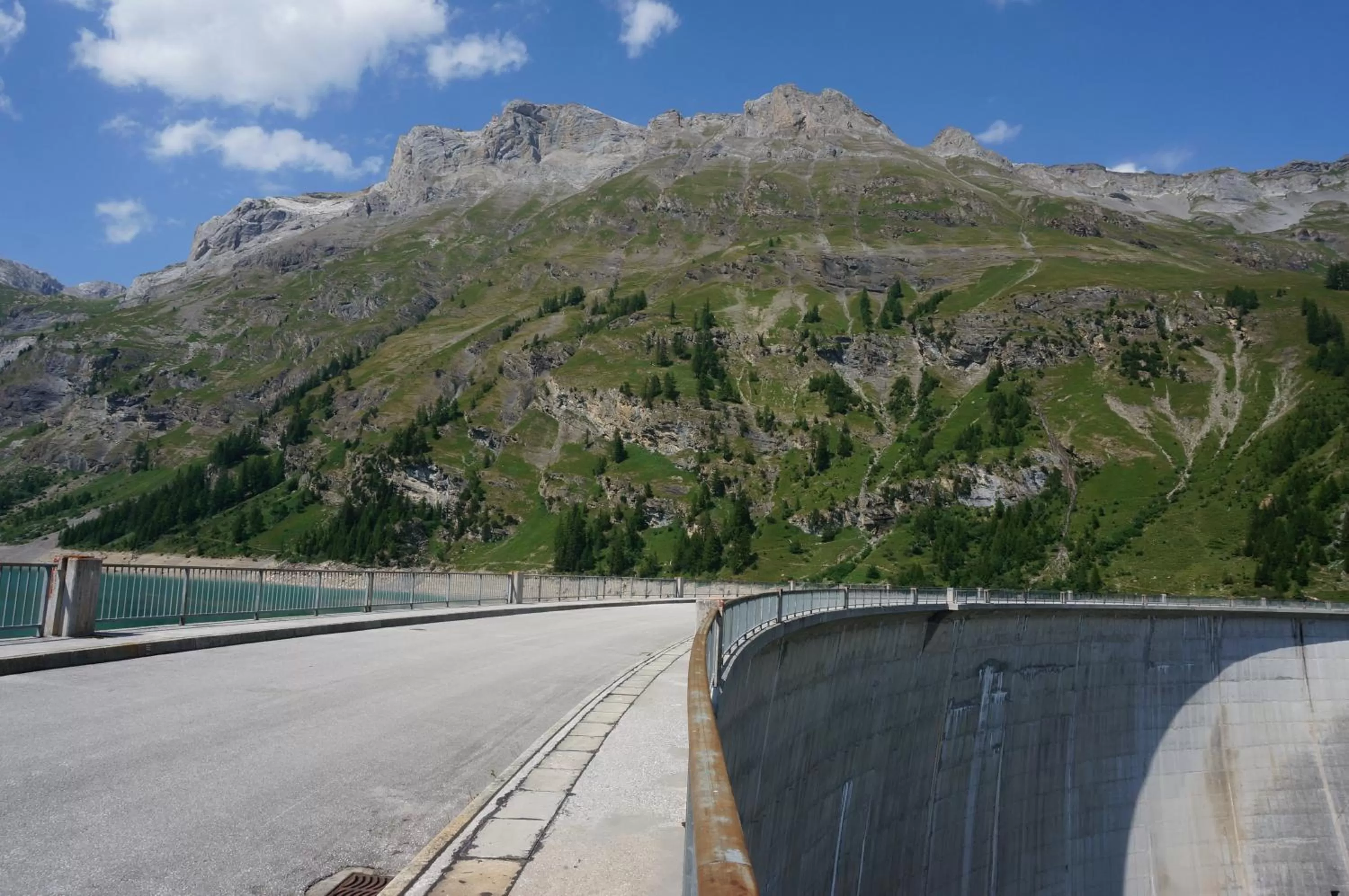 Hiking in bnb Valais - by La Sittelle