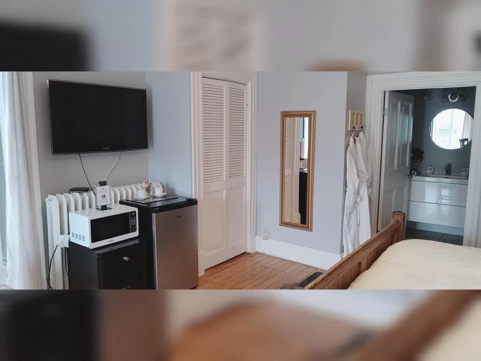 TV and multimedia, TV/Entertainment Center in La Maison Rousseau