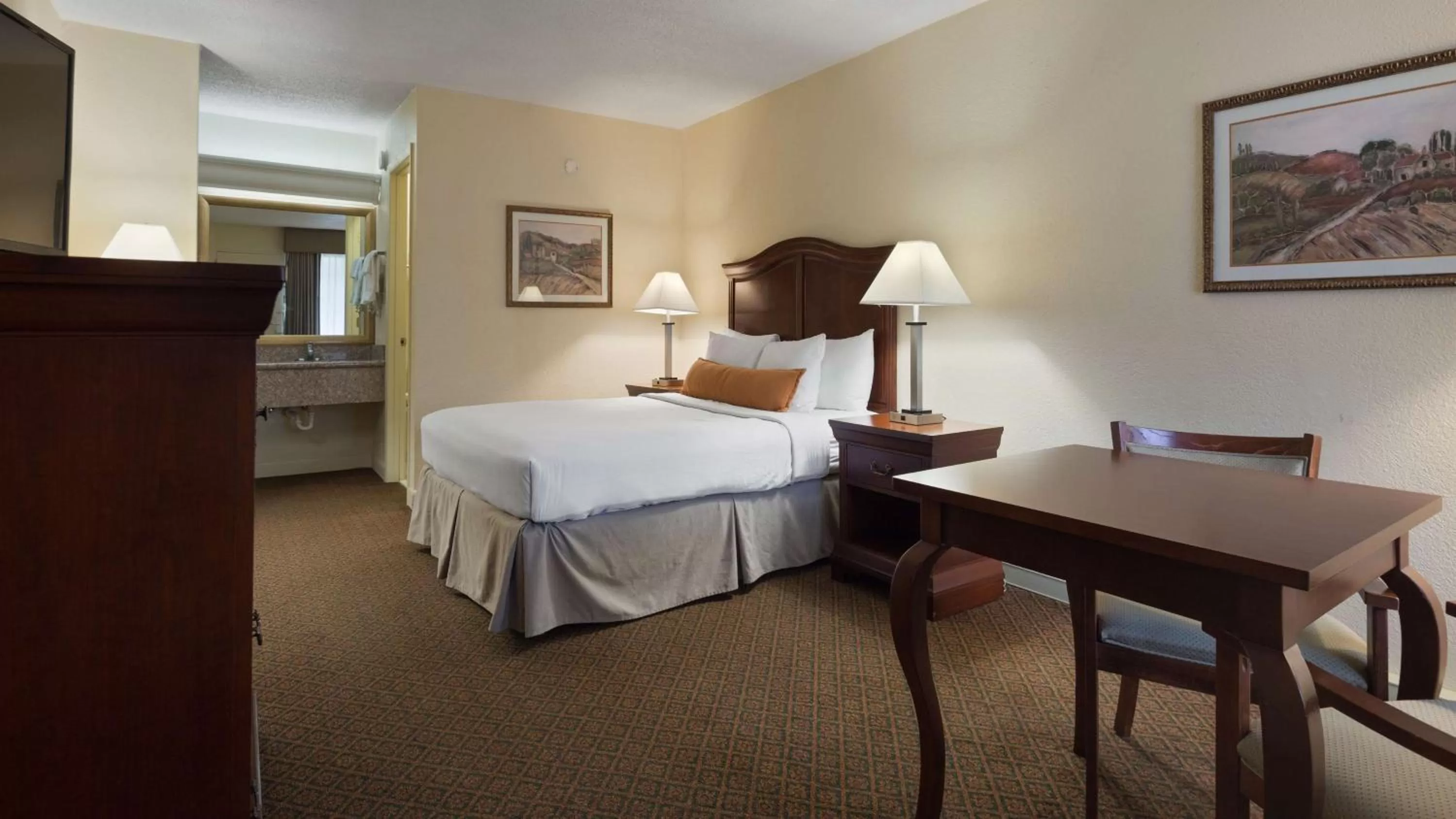 Queen Room with Bath Tub - Mobility Access/Non-Smoking in Best Western Point South