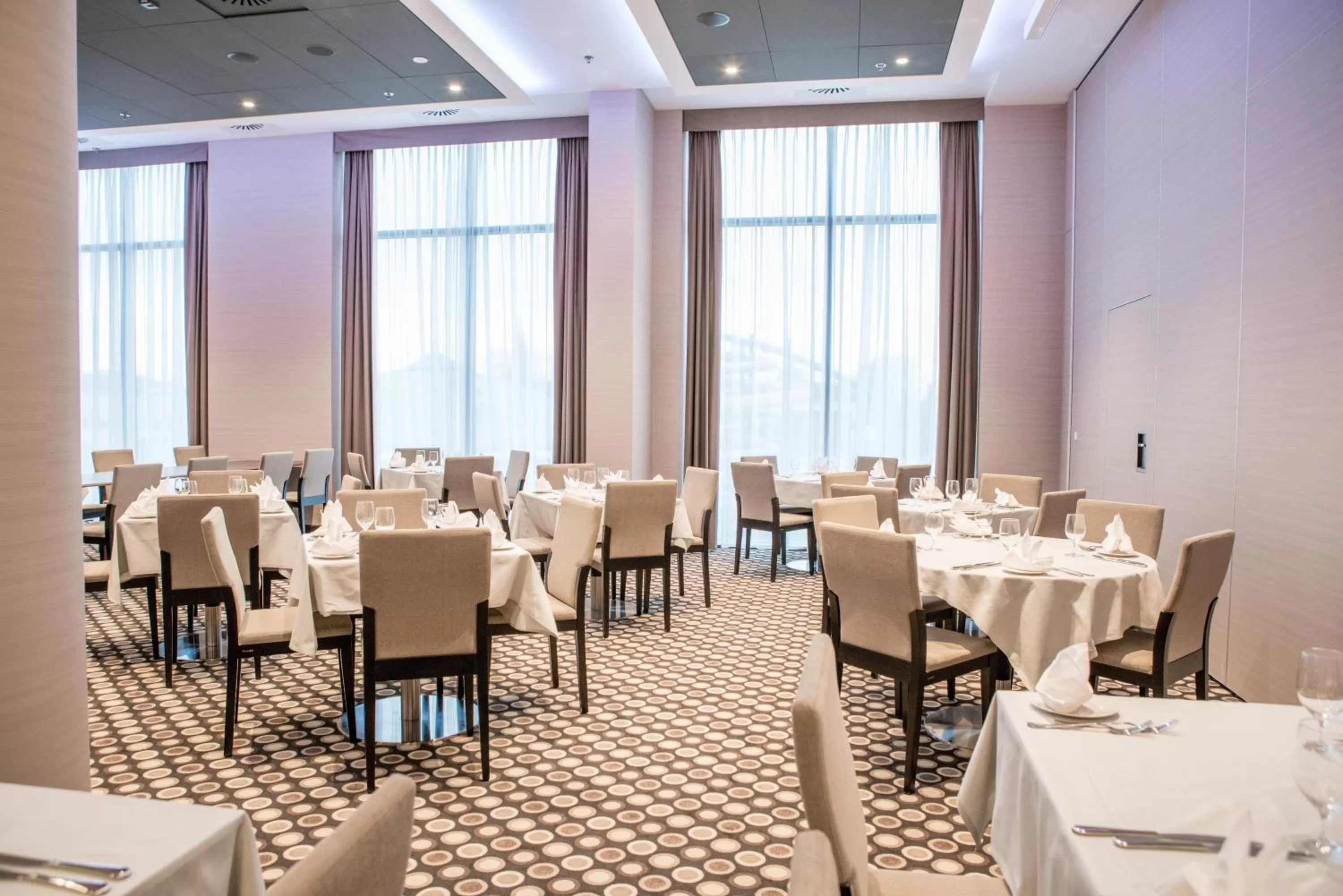 Restaurant/places to eat in Holiday Inn Dąbrowa Górnicza-Katowice by IHG