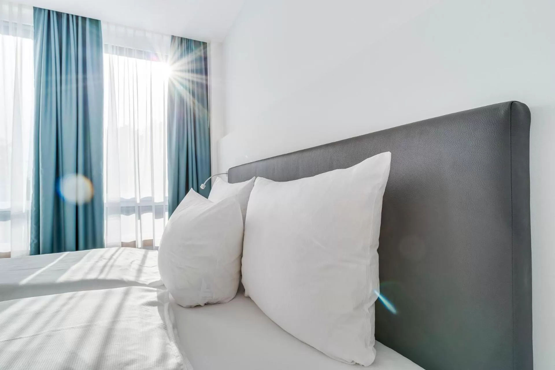 Photo of the whole room, Bed in Hotel-Etage Apfelrot managed by Hotel Apfelbaum