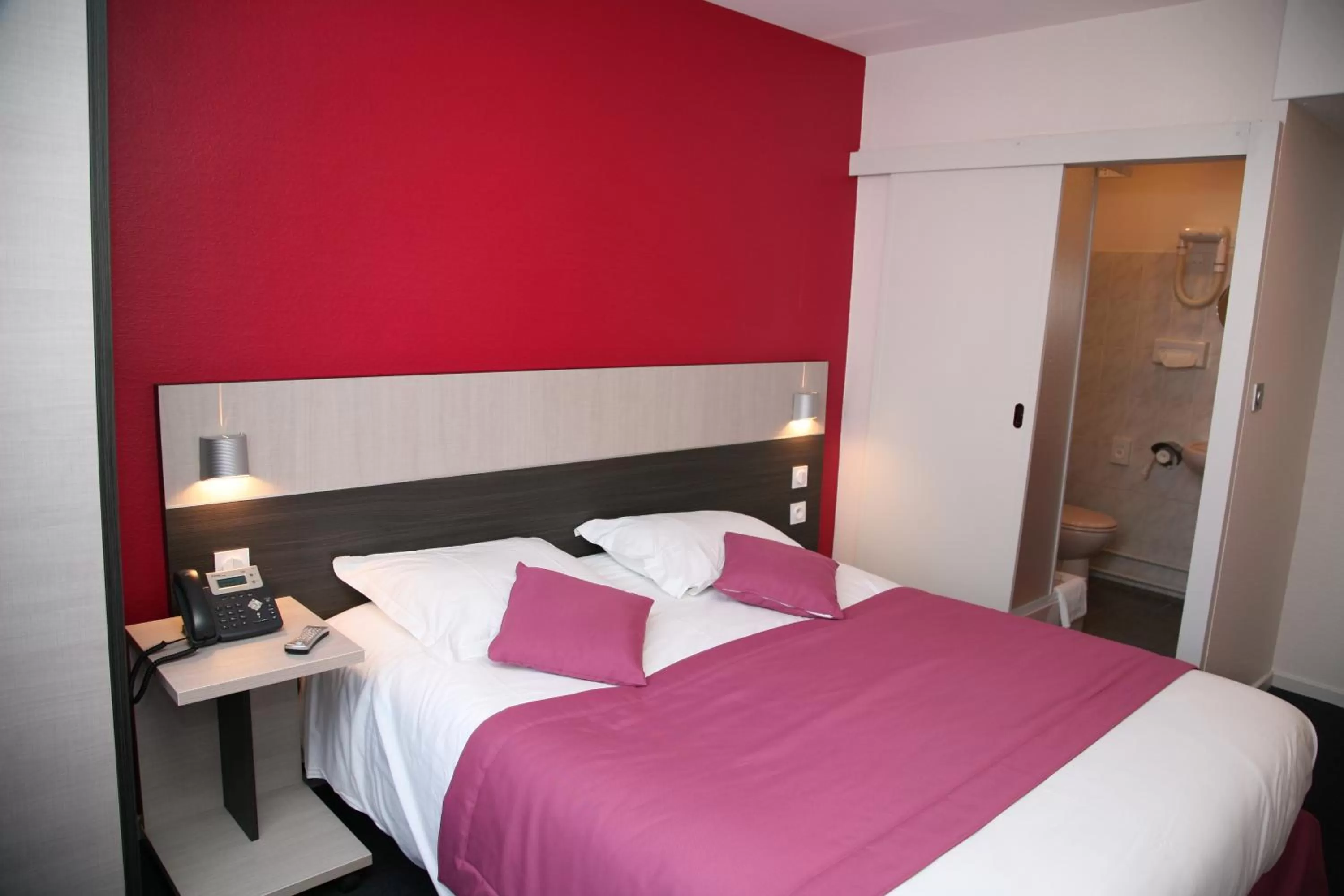 Bed in Logis Hôtel- Restaurant La Renaissance