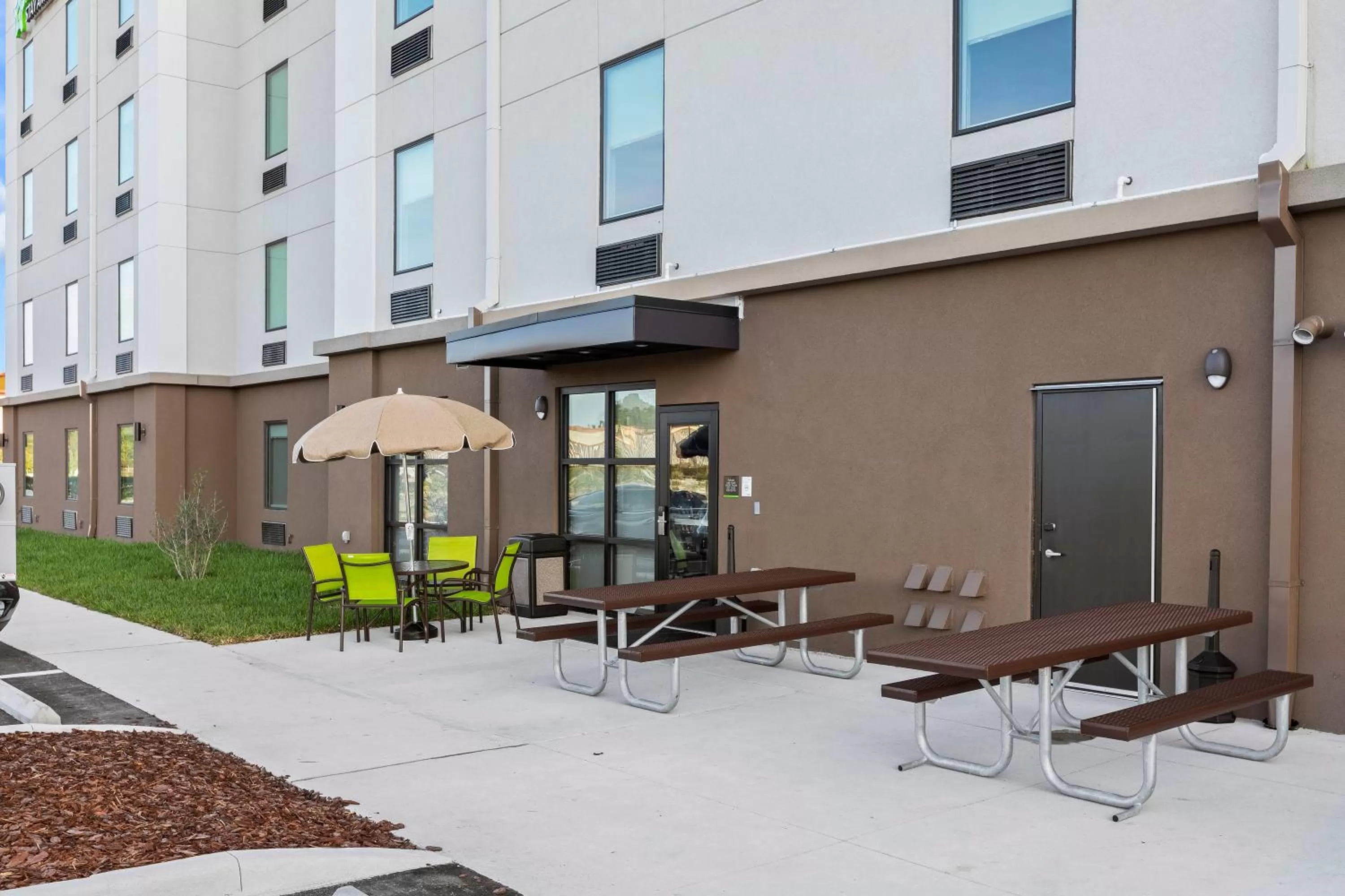 Patio in Extended Stay America Premiere Suites - Ukiah