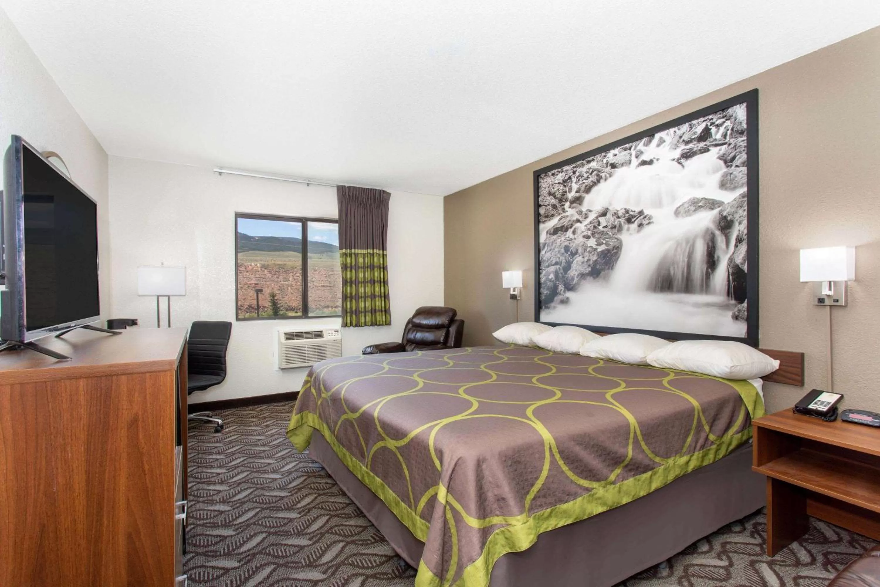 Photo of the whole room, Bed in Super 8 by Wyndham Dubois