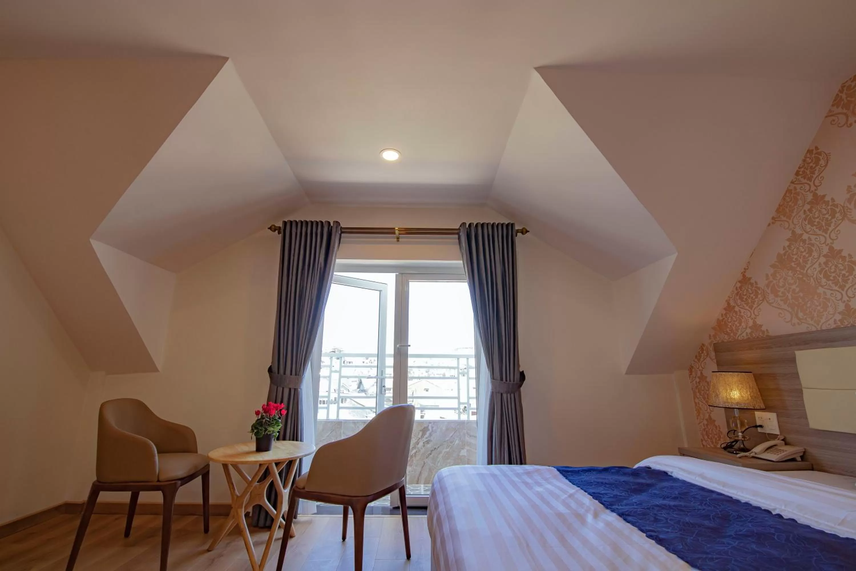 Balcony/Terrace, Bed in Khanh Uyen 1 Hotel