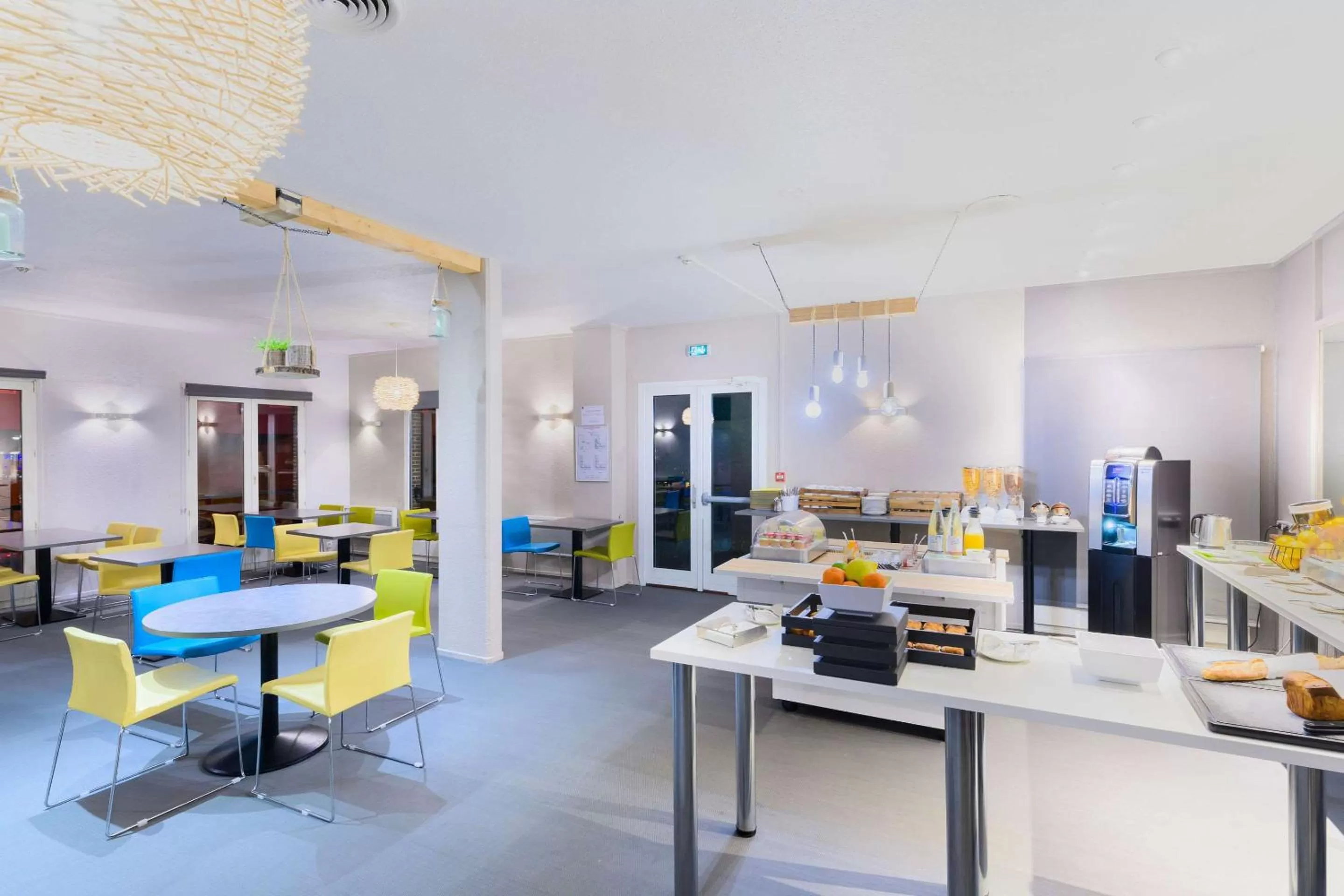 Restaurant/places to eat in Kyriad Lille Gare - Grand Palais