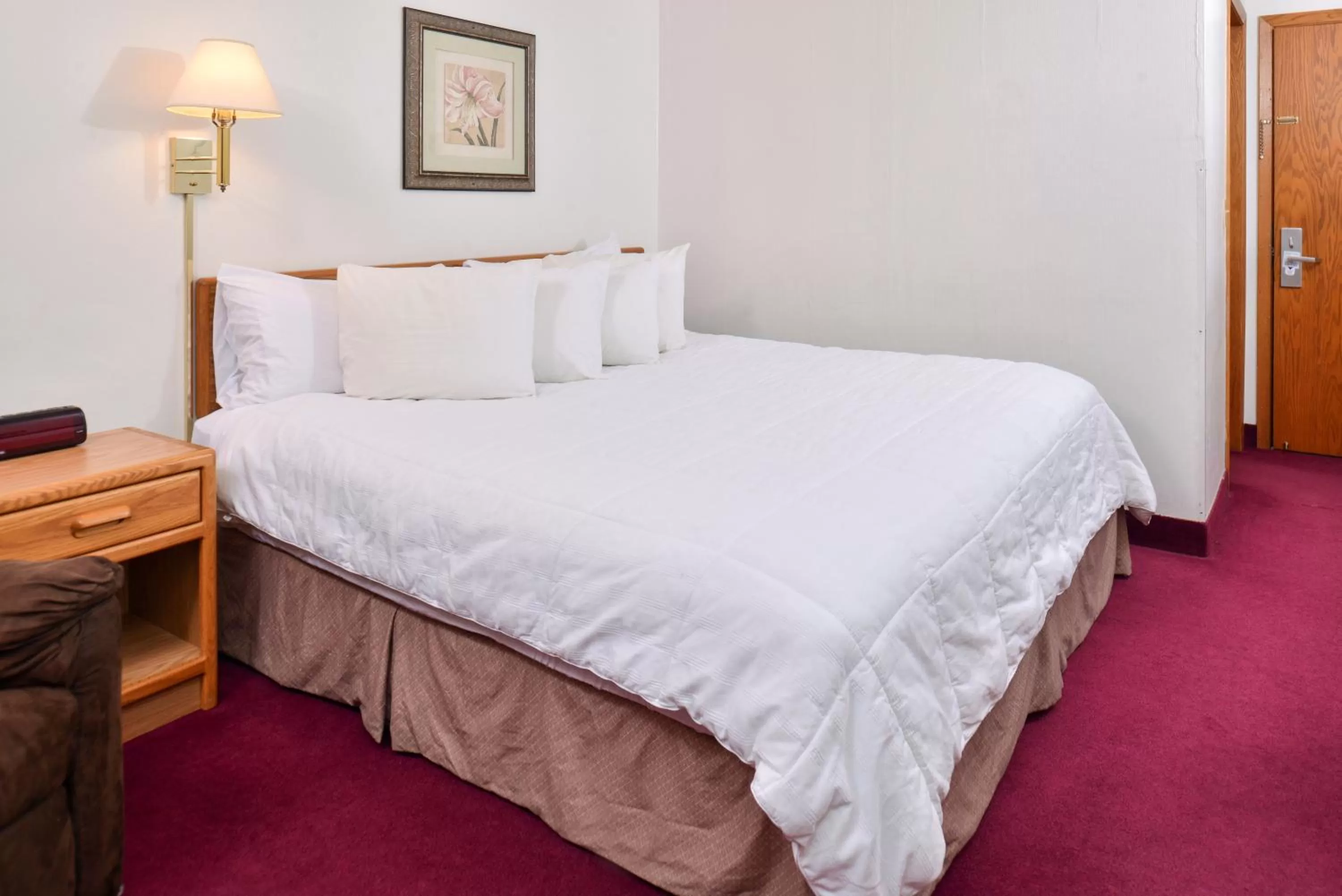 Photo of the whole room, Bed in Sauk River Inn & Suites, a Travelodge by Wyndham