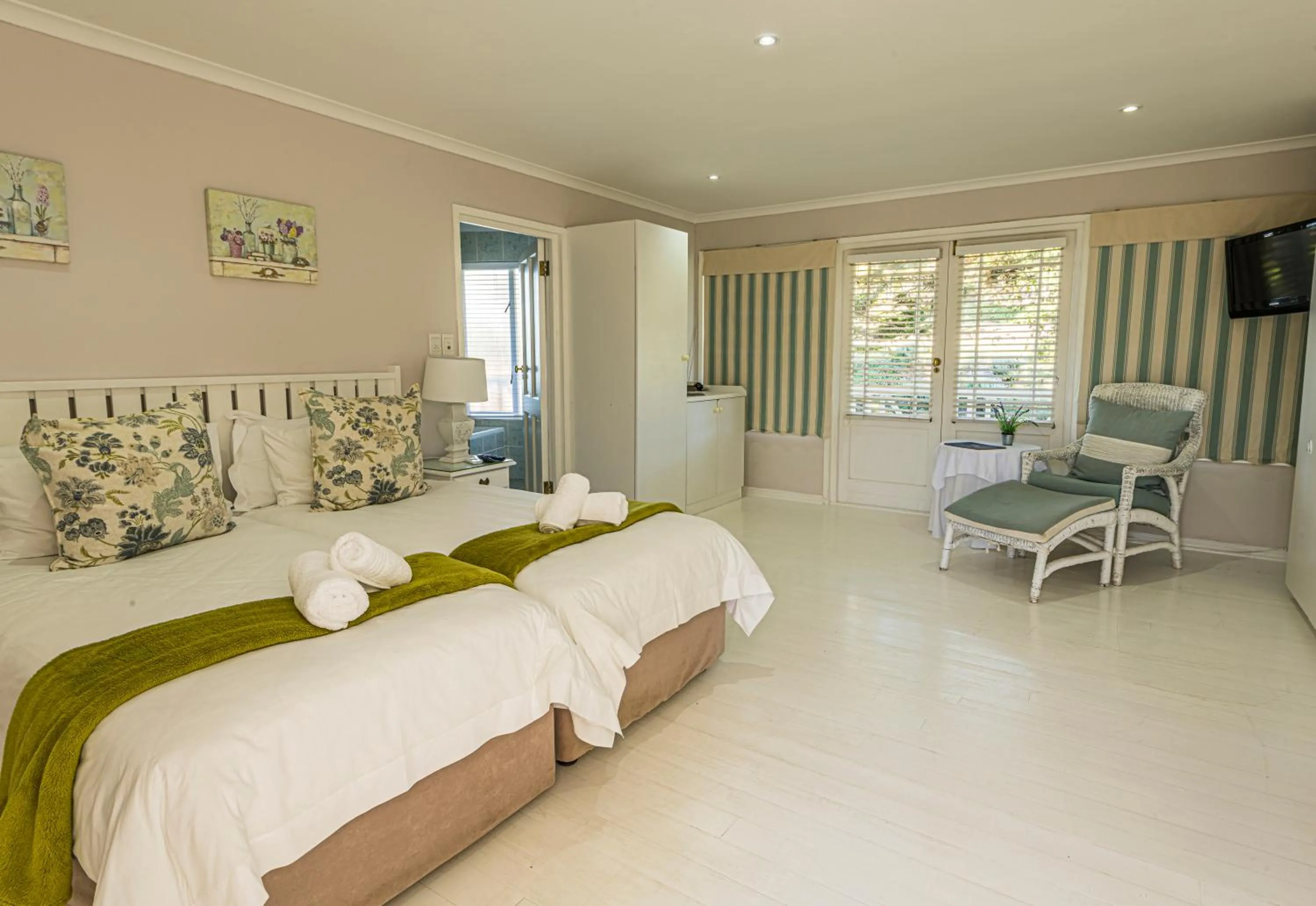Photo of the whole room, Bed in Brenton Beach House