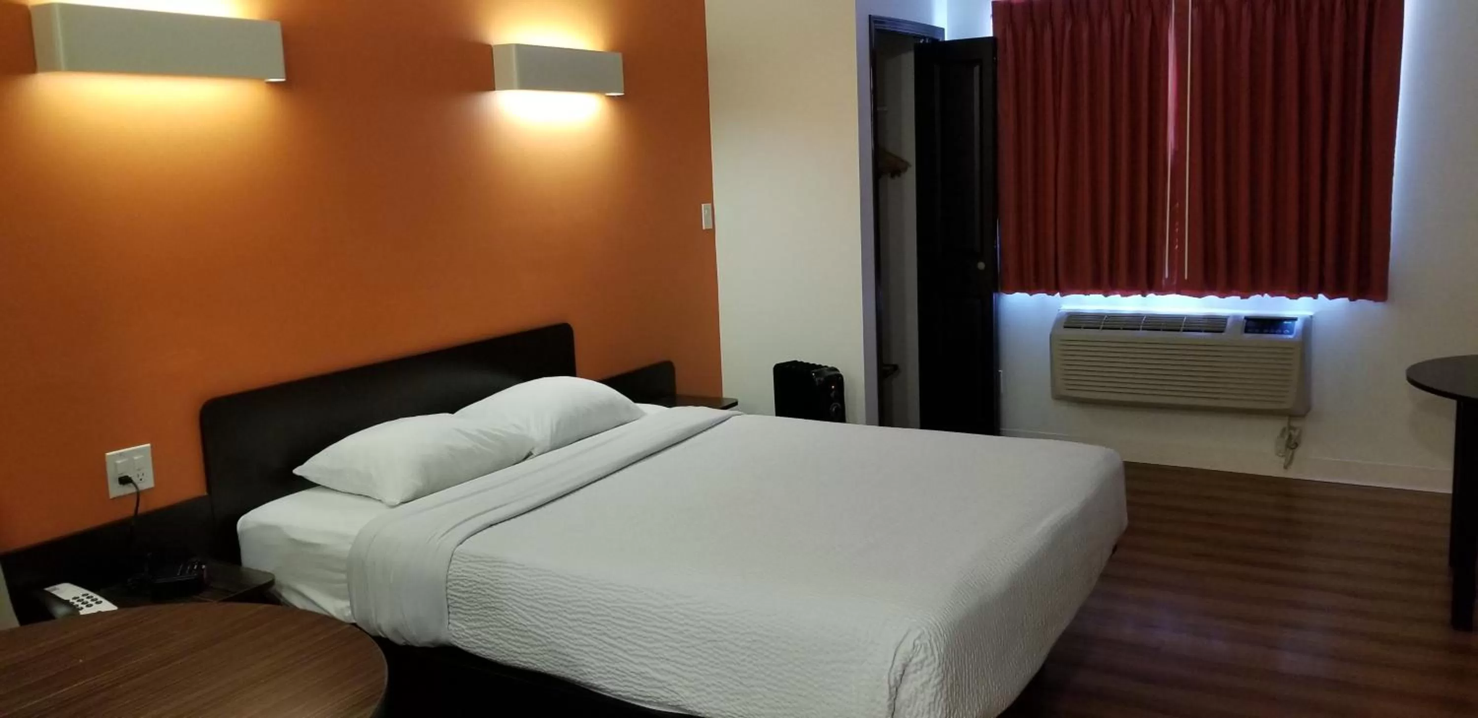 Deluxe Queen Suite - Non-Smoking in Motel 6-Innisfail, AB