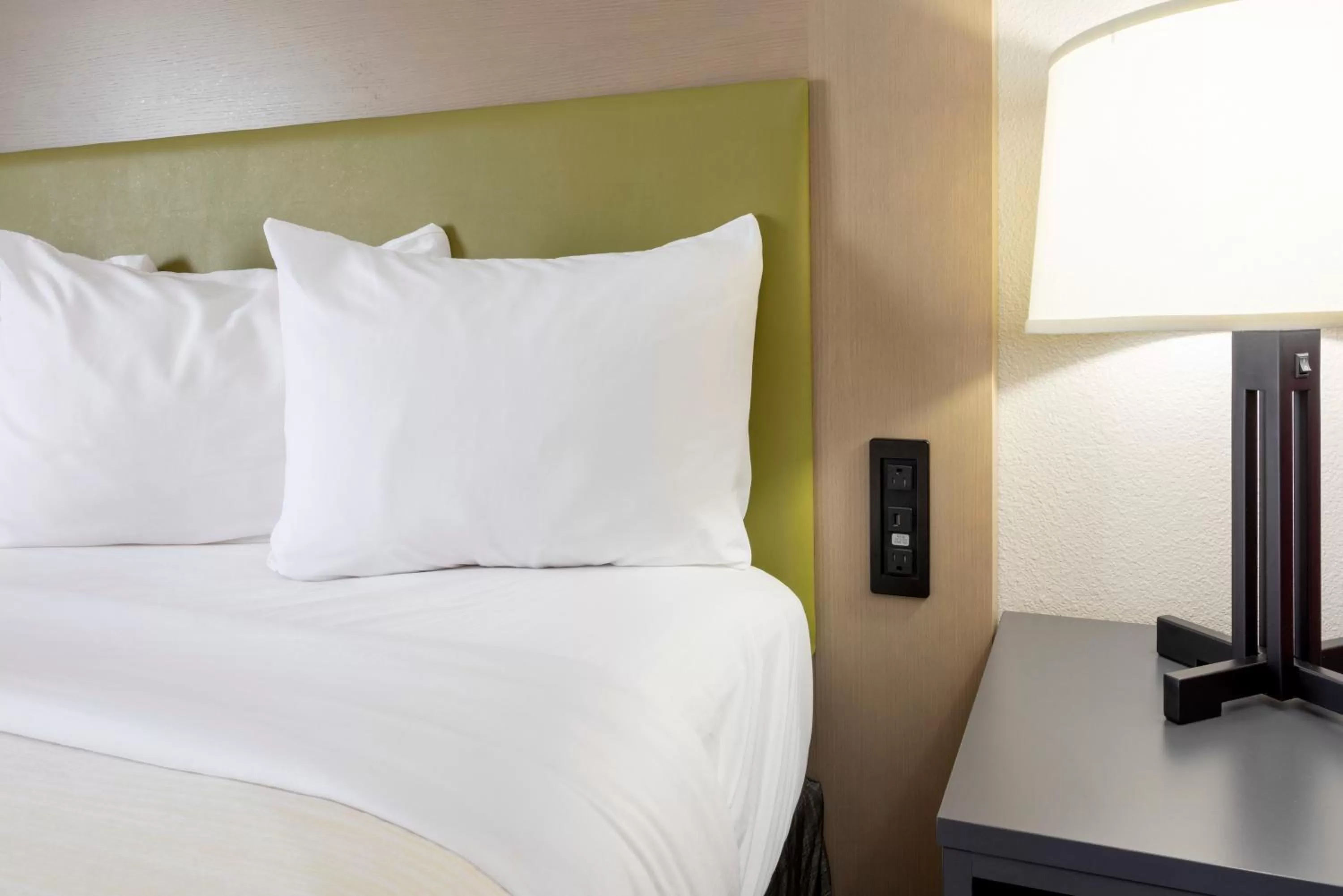 Bed in Country Inn & Suites by Radisson, Fargo, ND