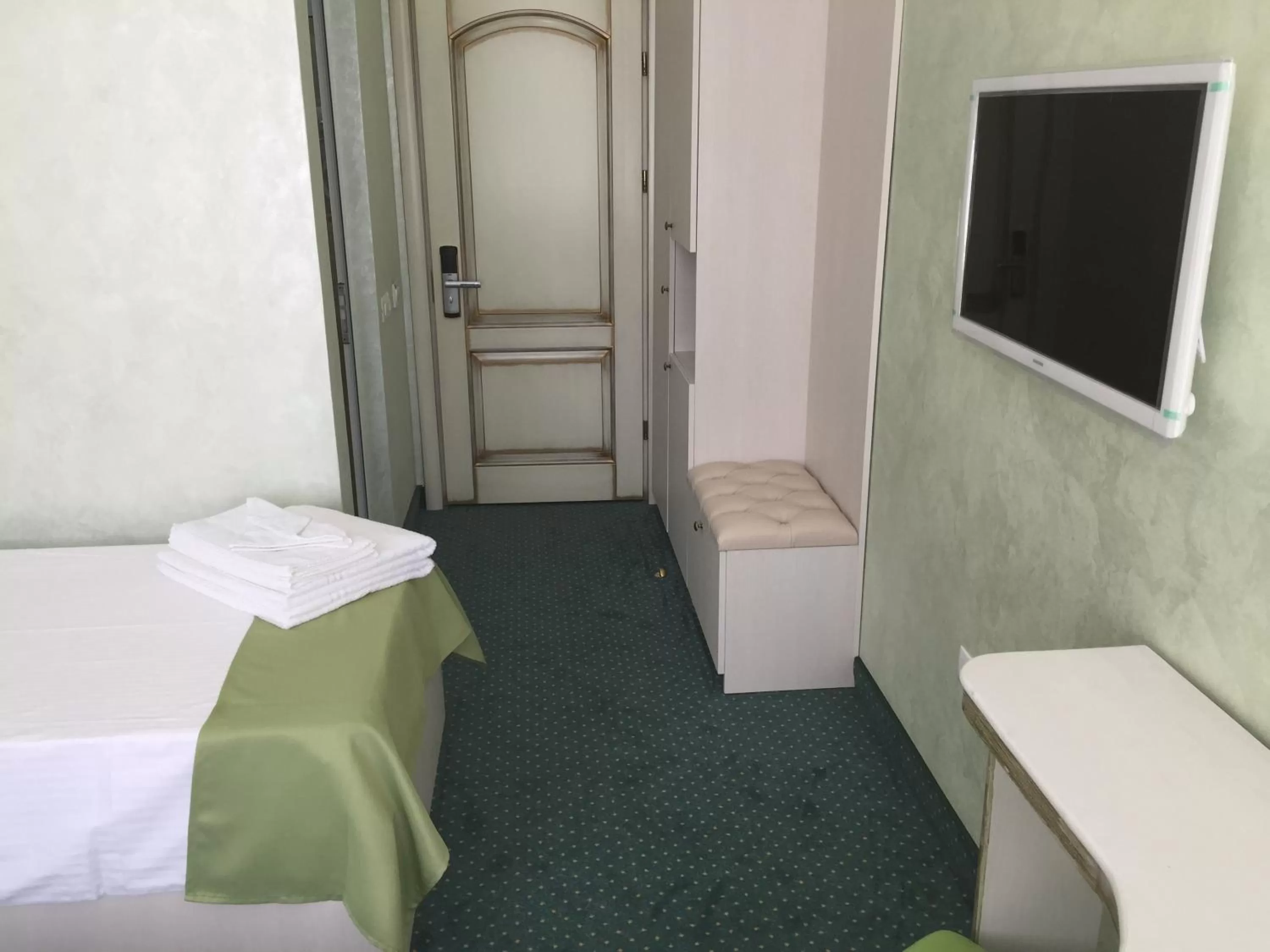 Photo of the whole room, TV/Entertainment Center in Hamlet Hotel