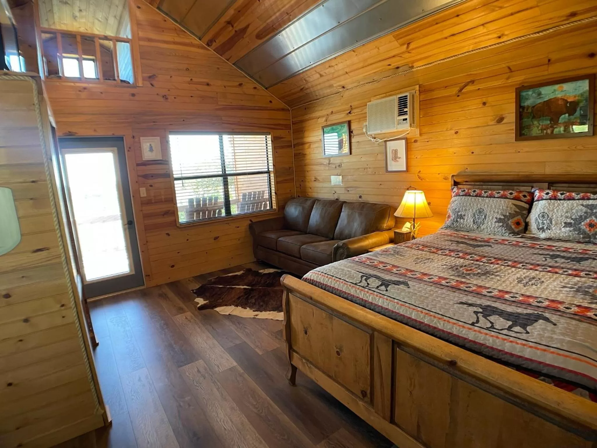 Living room, Bed in Walnut Canyon Cabins