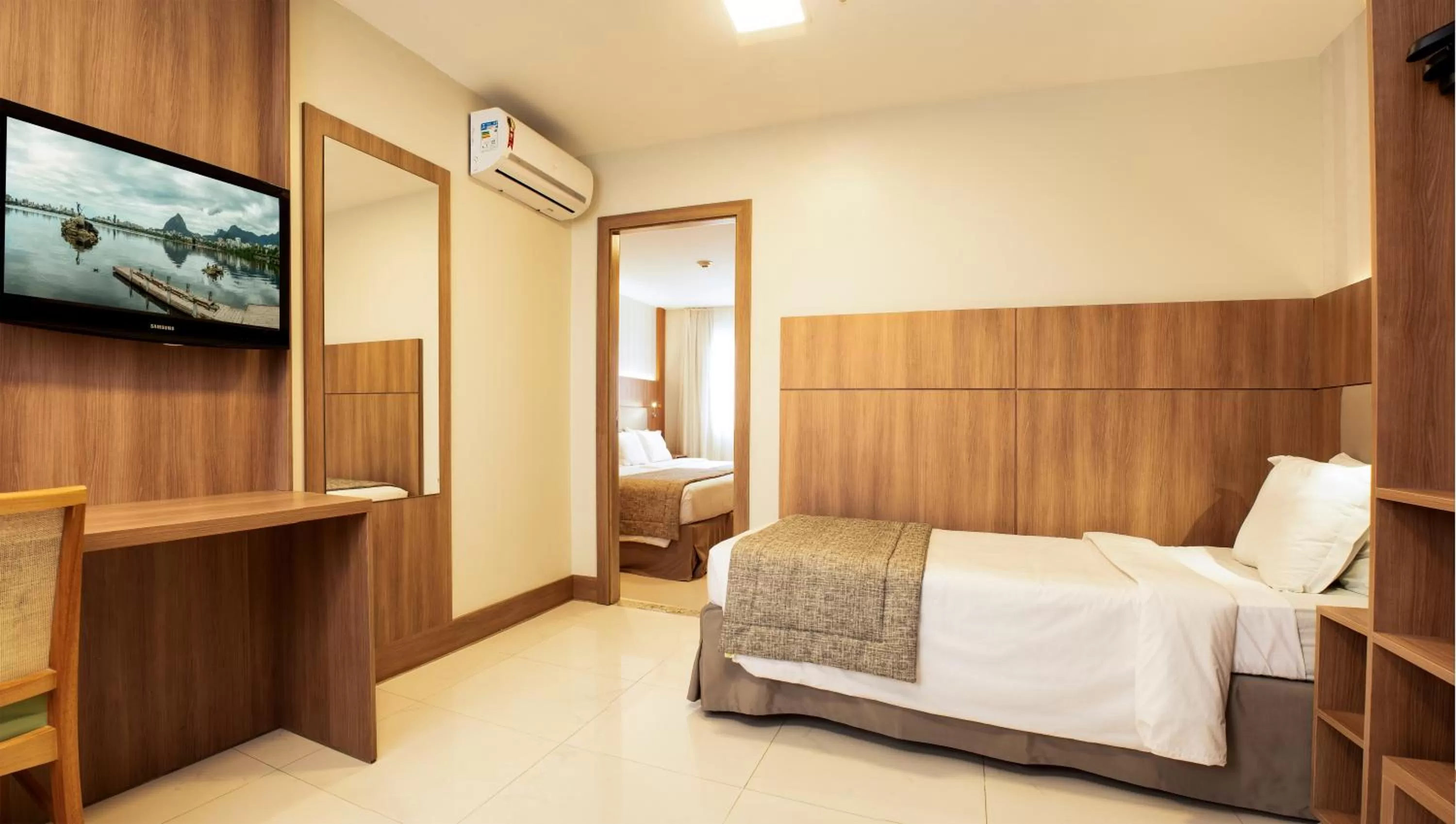 Photo of the whole room, Bed in Hotel Astoria Copacabana