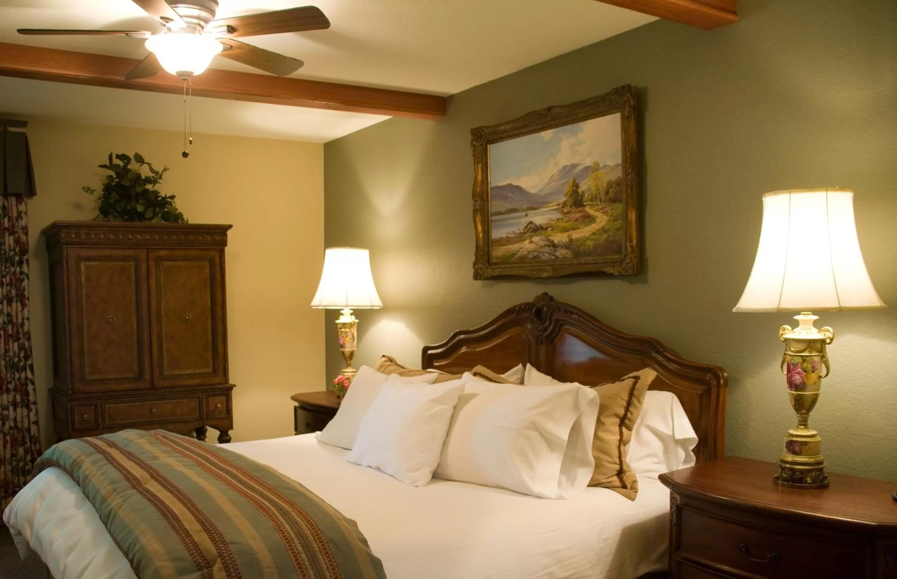 Bed in The Sanford House Inn & Spa