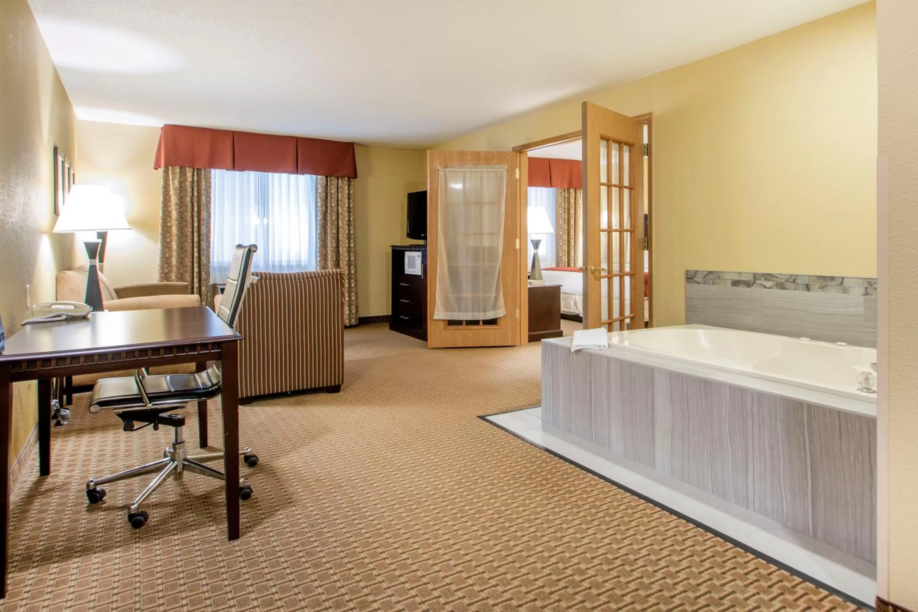 Living room, Bed in Comfort Suites Wisconsin Dells Area