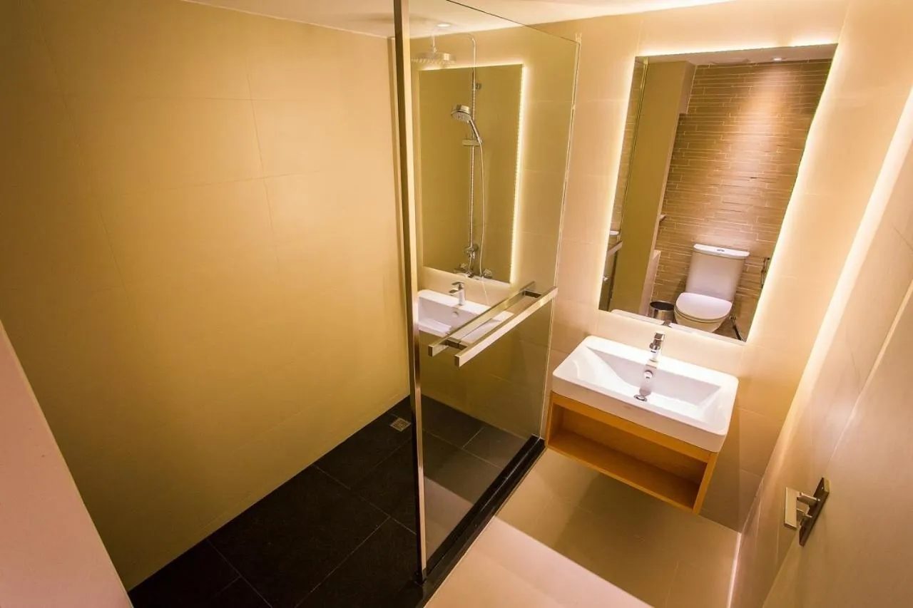 Shower, Bed in Crystal Hotel Hat Yai