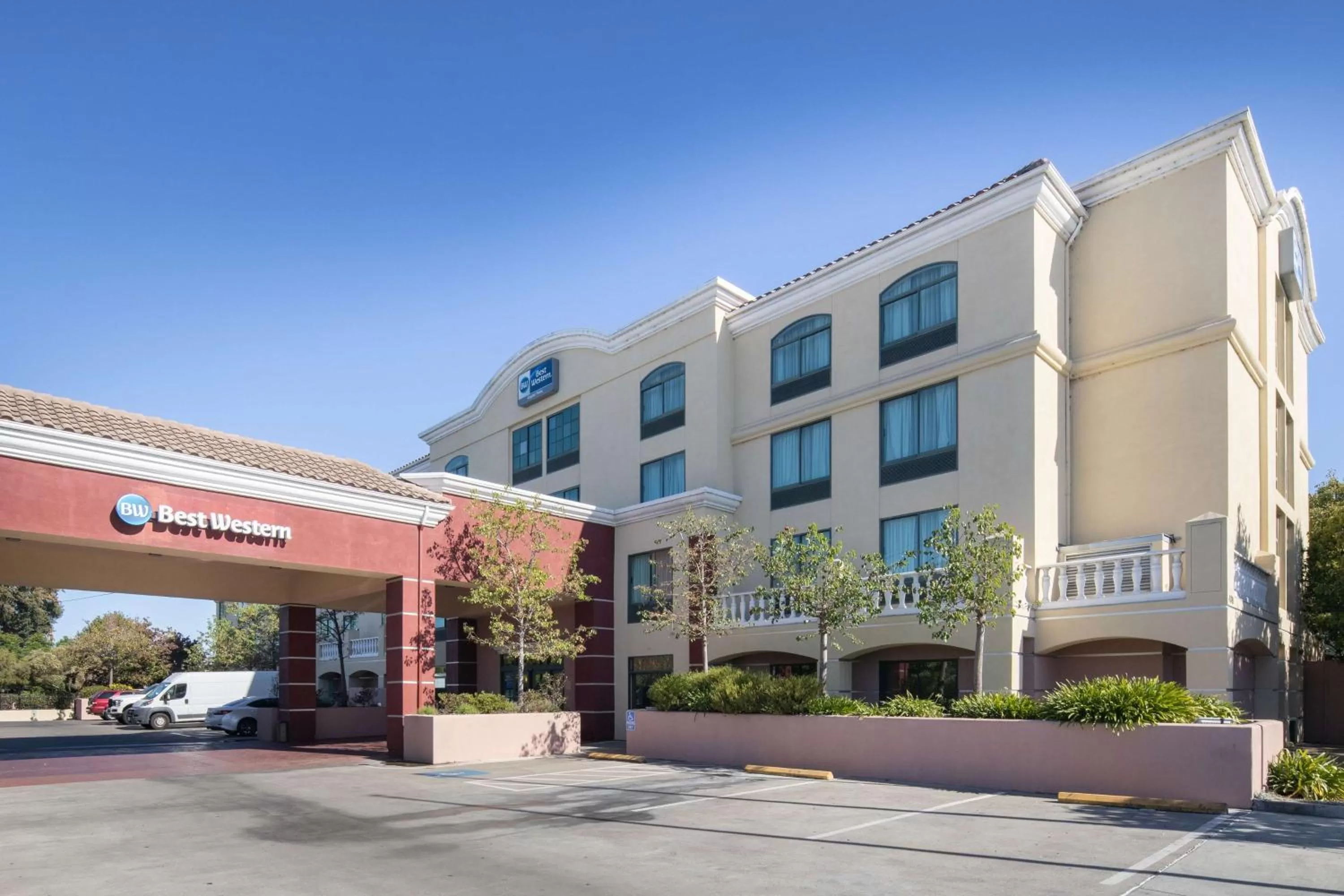 Property building in Best Western Inn & Suites San Mateo - San Francisco Airport