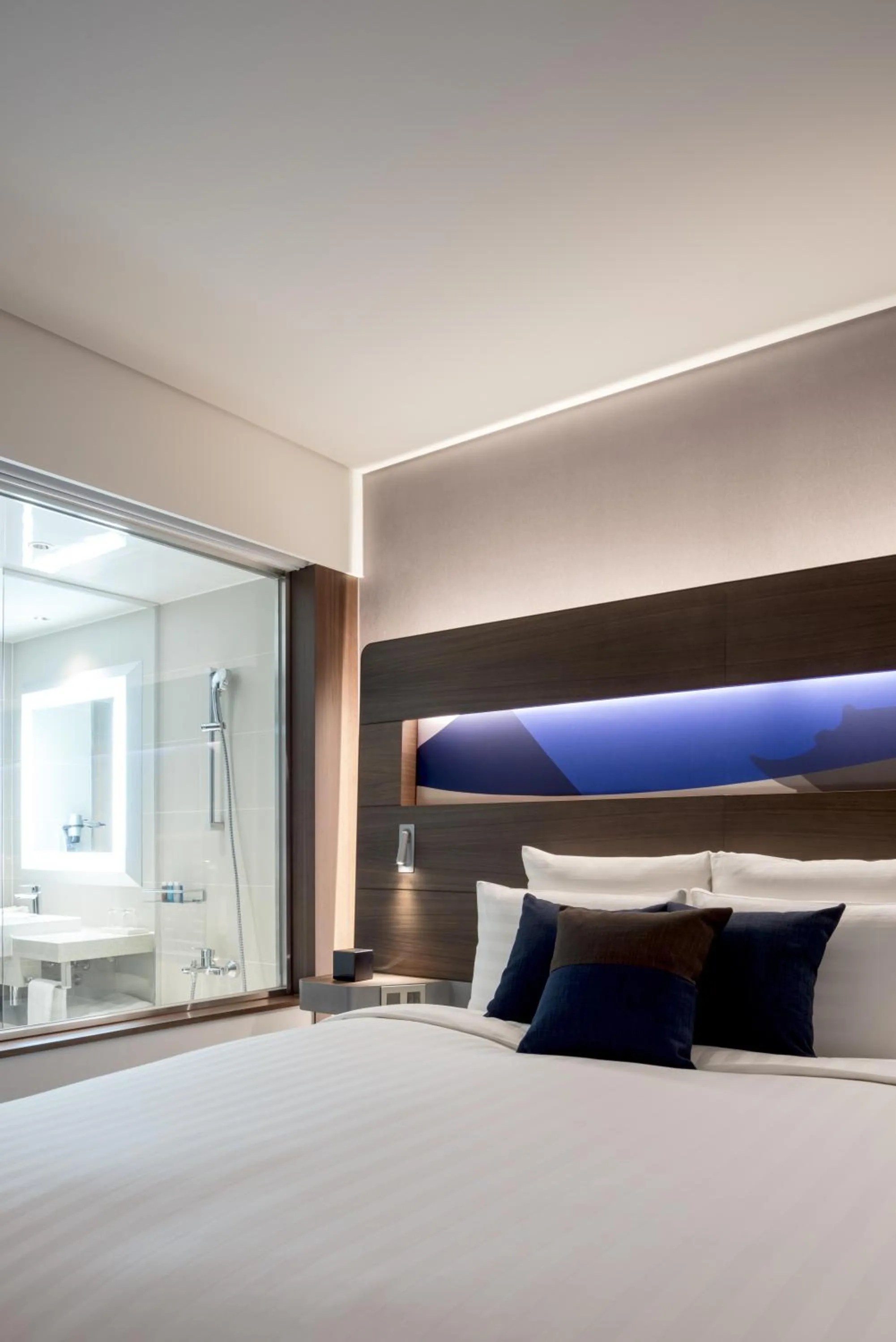 Shower, Bed in Novotel Ambassador Suwon