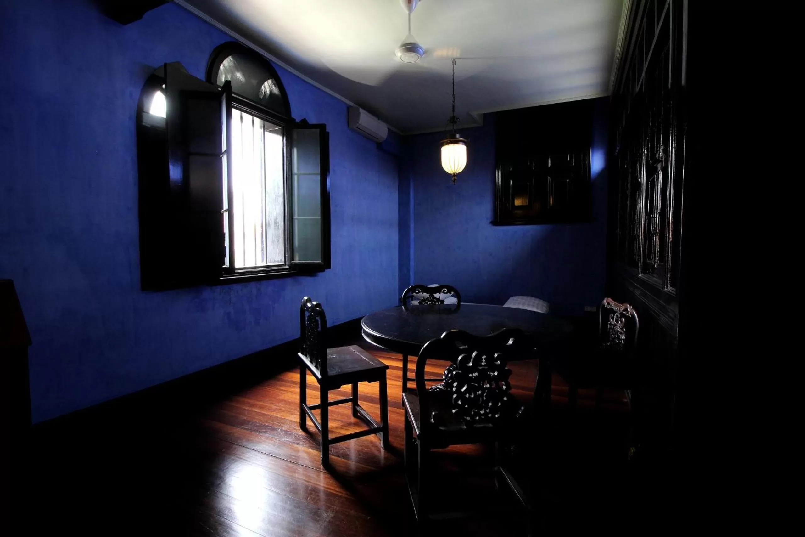 Living room in Cheong Fatt Tze - The Blue Mansion