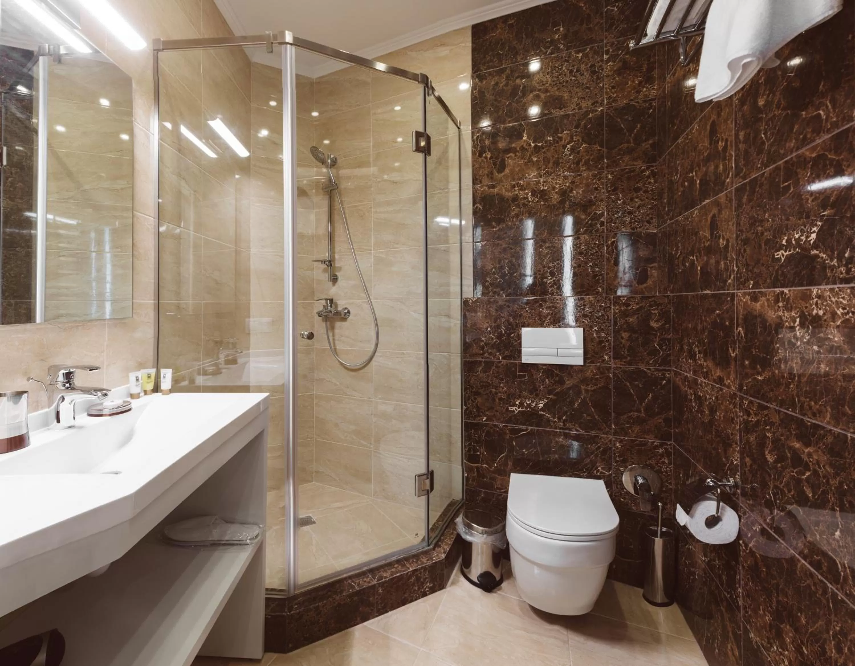 Shower in Familion ApartHotel