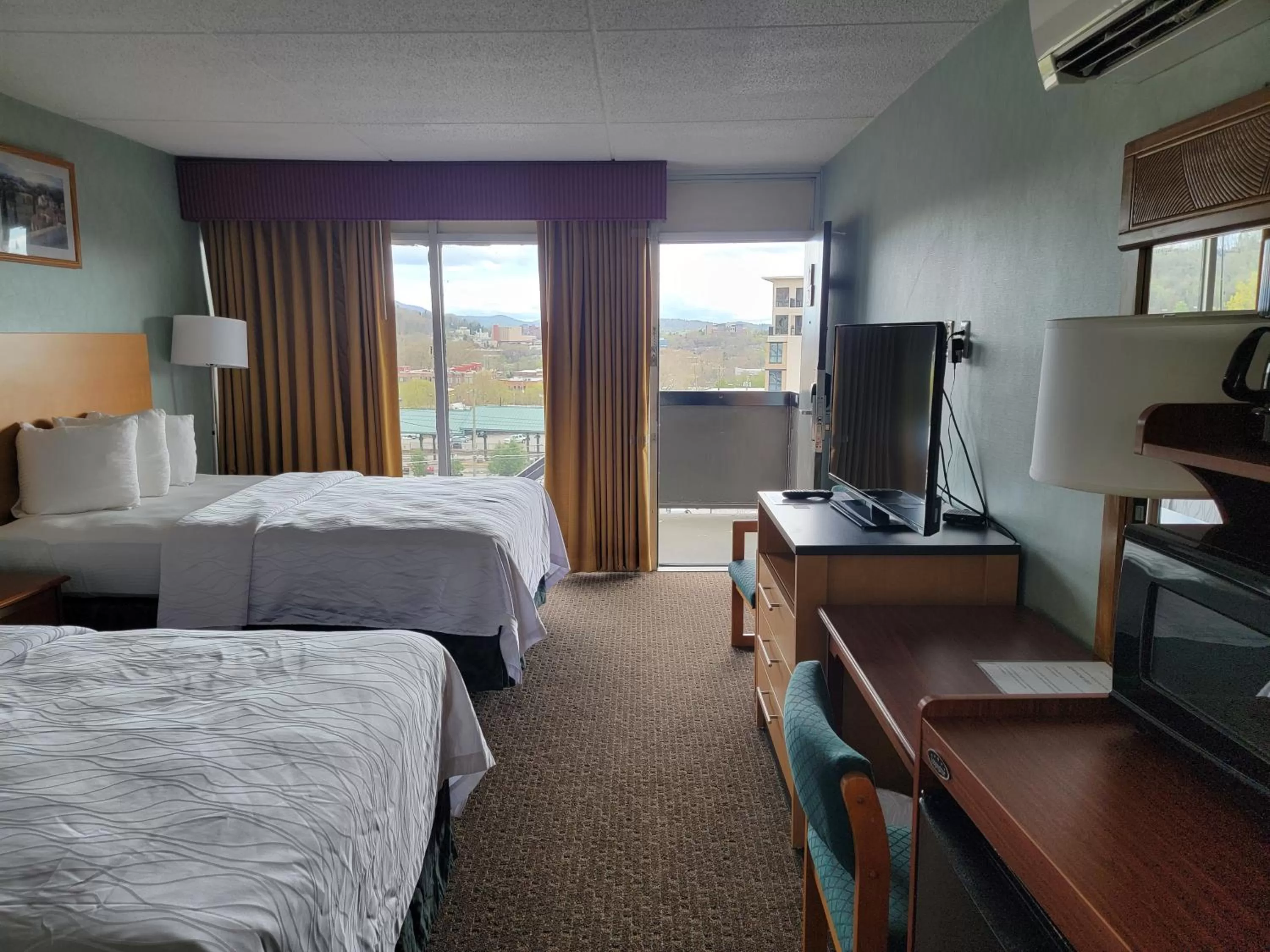 Photo of the whole room, Bed in Downtown Inn