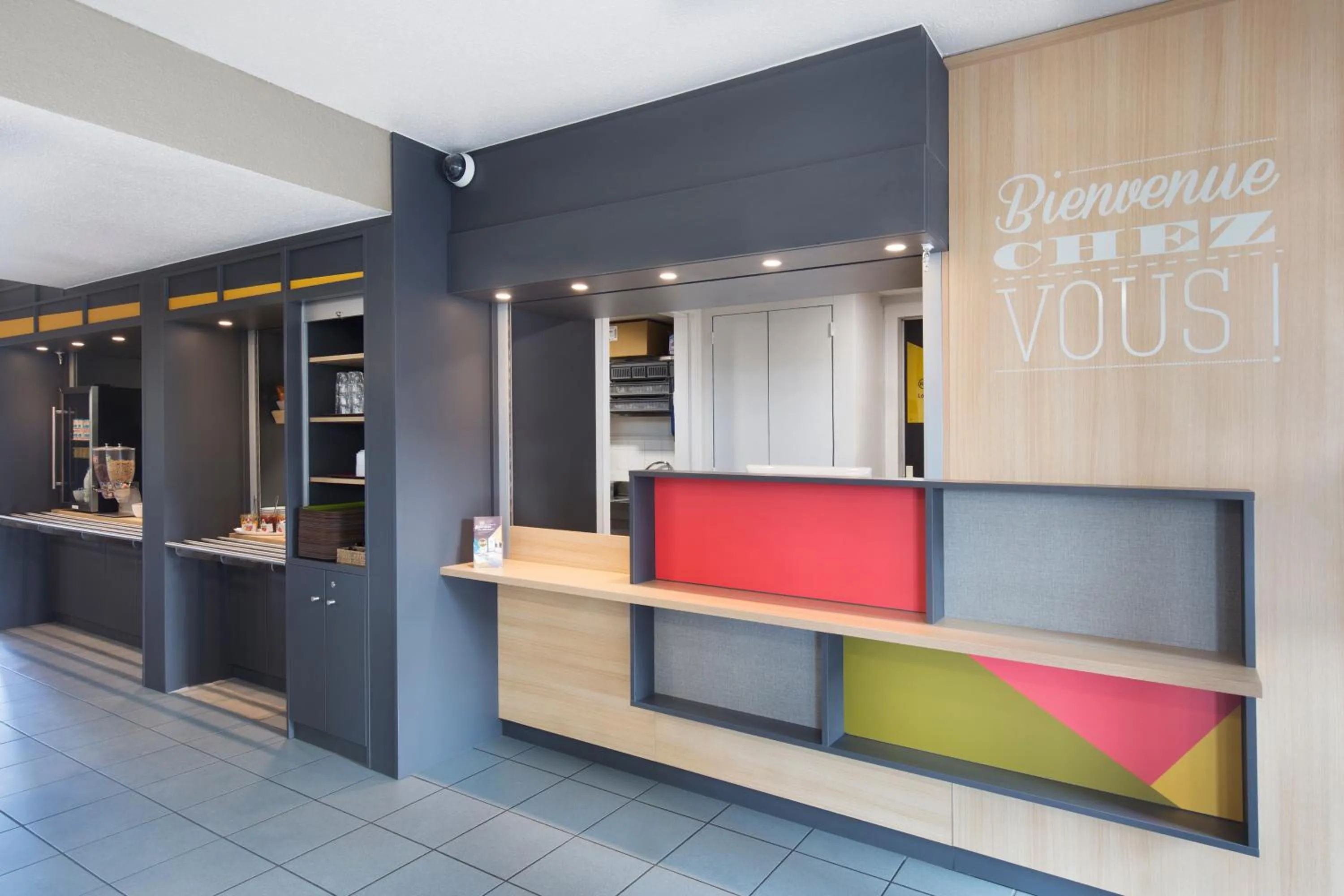 Lobby or reception in B&B HOTEL Lyon St Priest