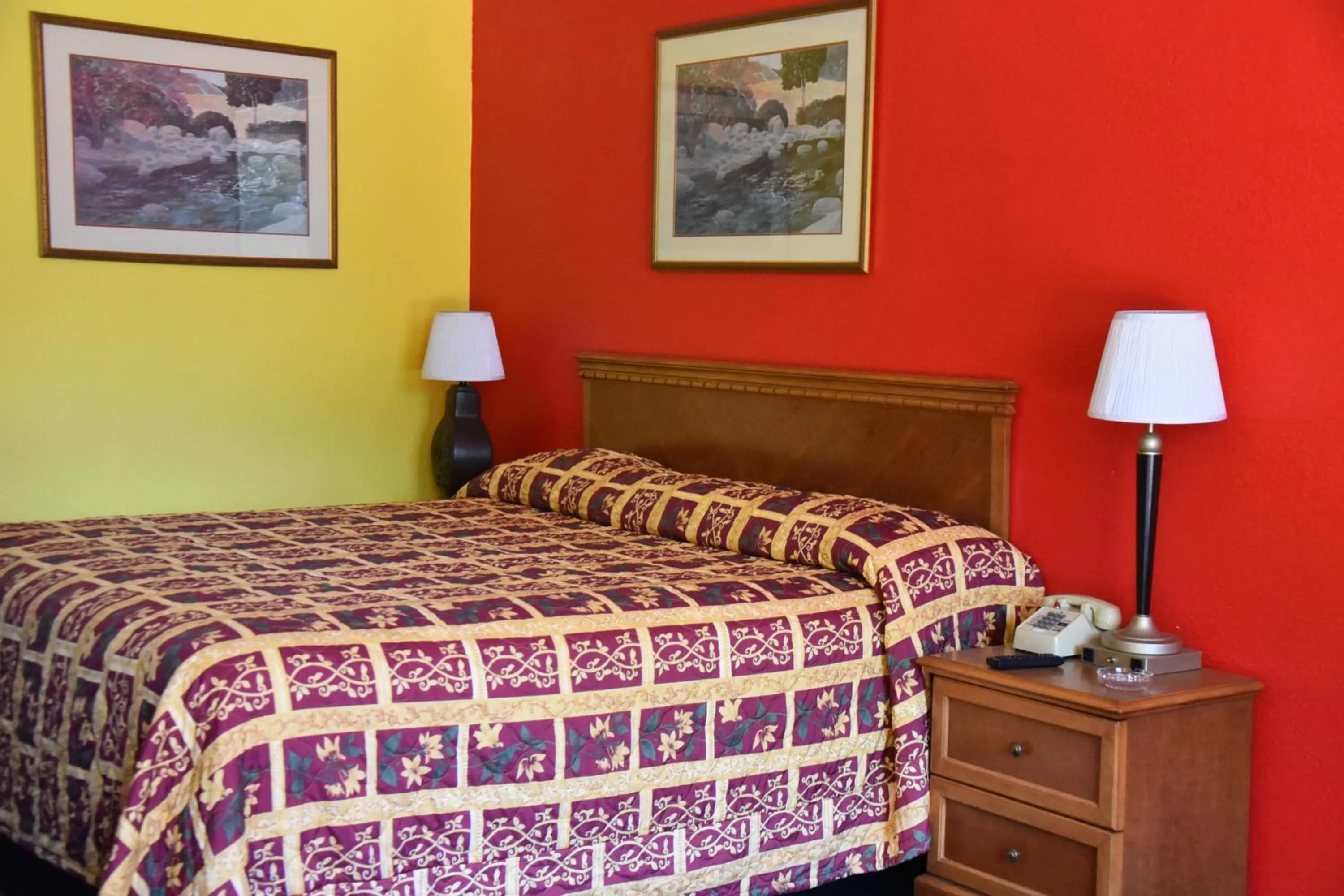 Bed in Homeplace Inn