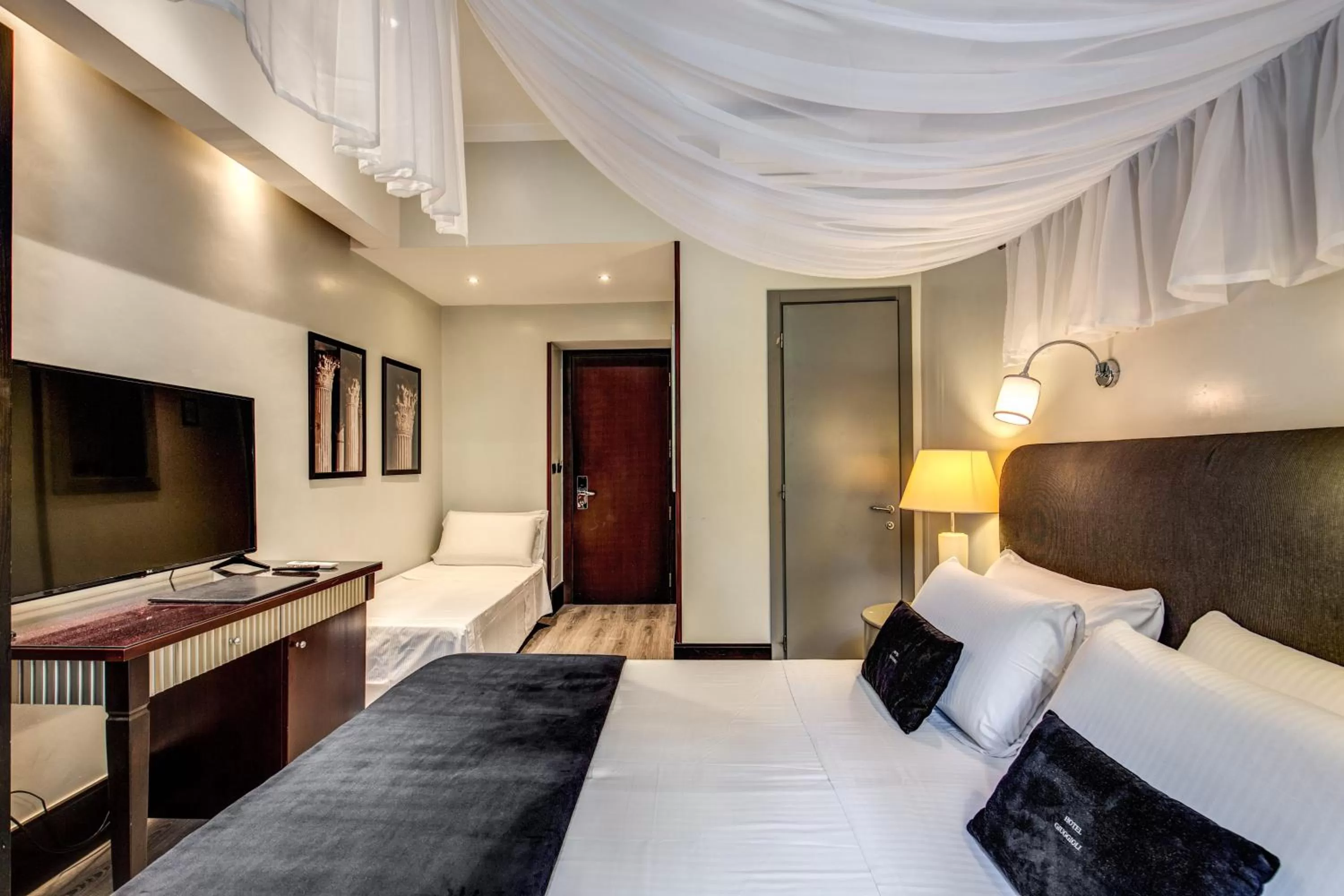 Photo of the whole room, Bed in Hotel Giuggioli