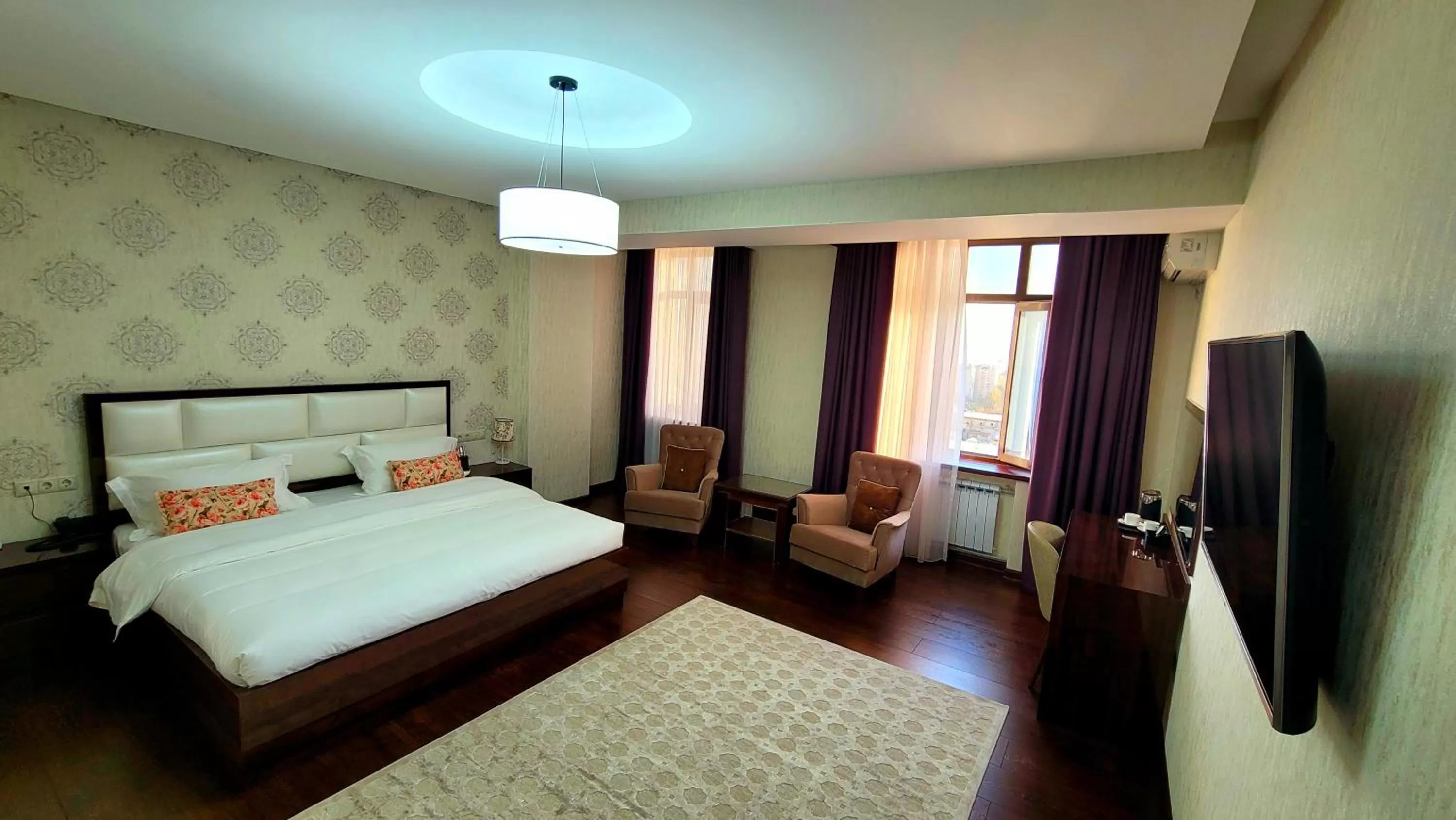 Communal lounge/ TV room, Bed in HOTEL AYNI