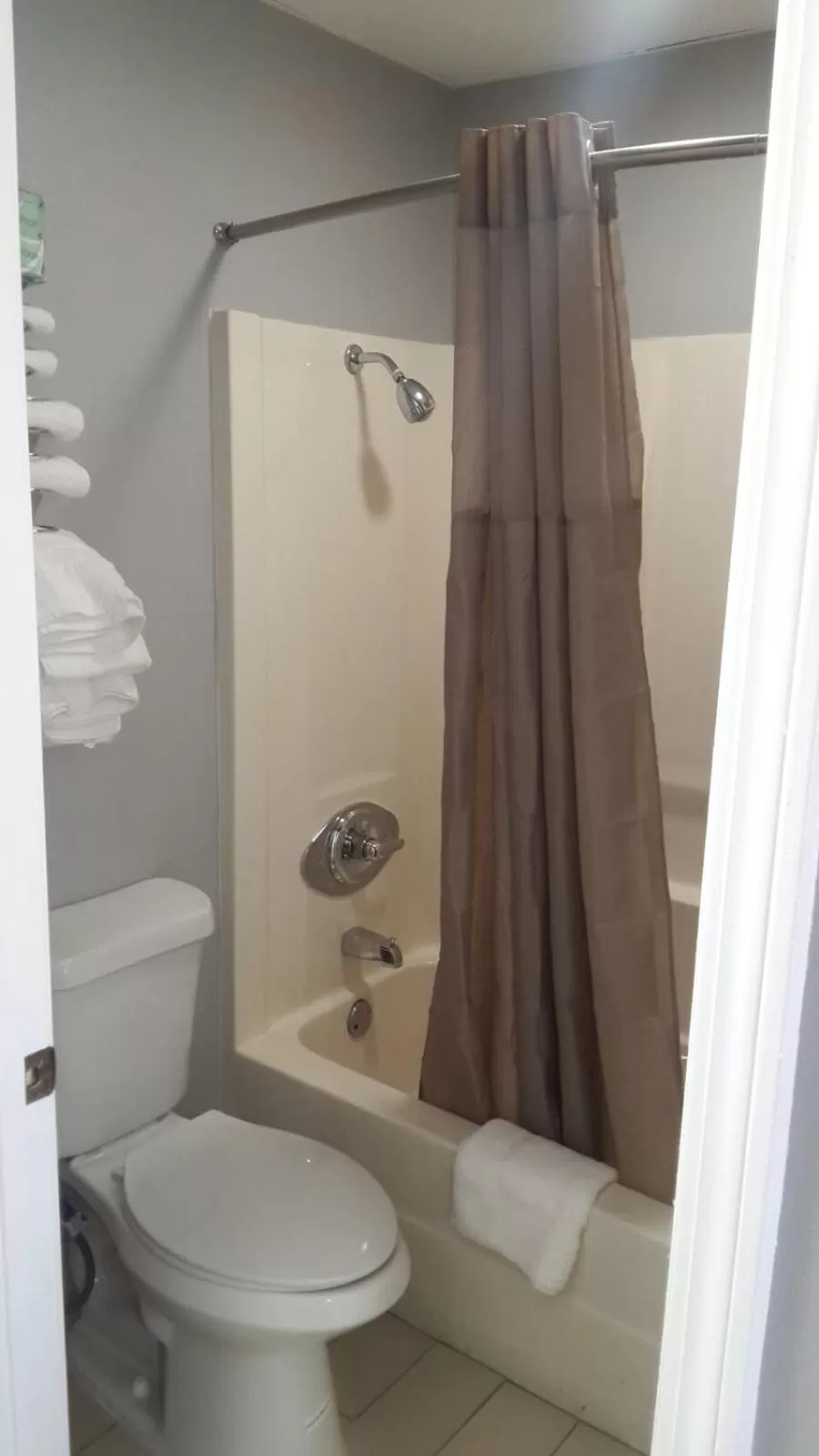 Shower in Paris Inn and Suites