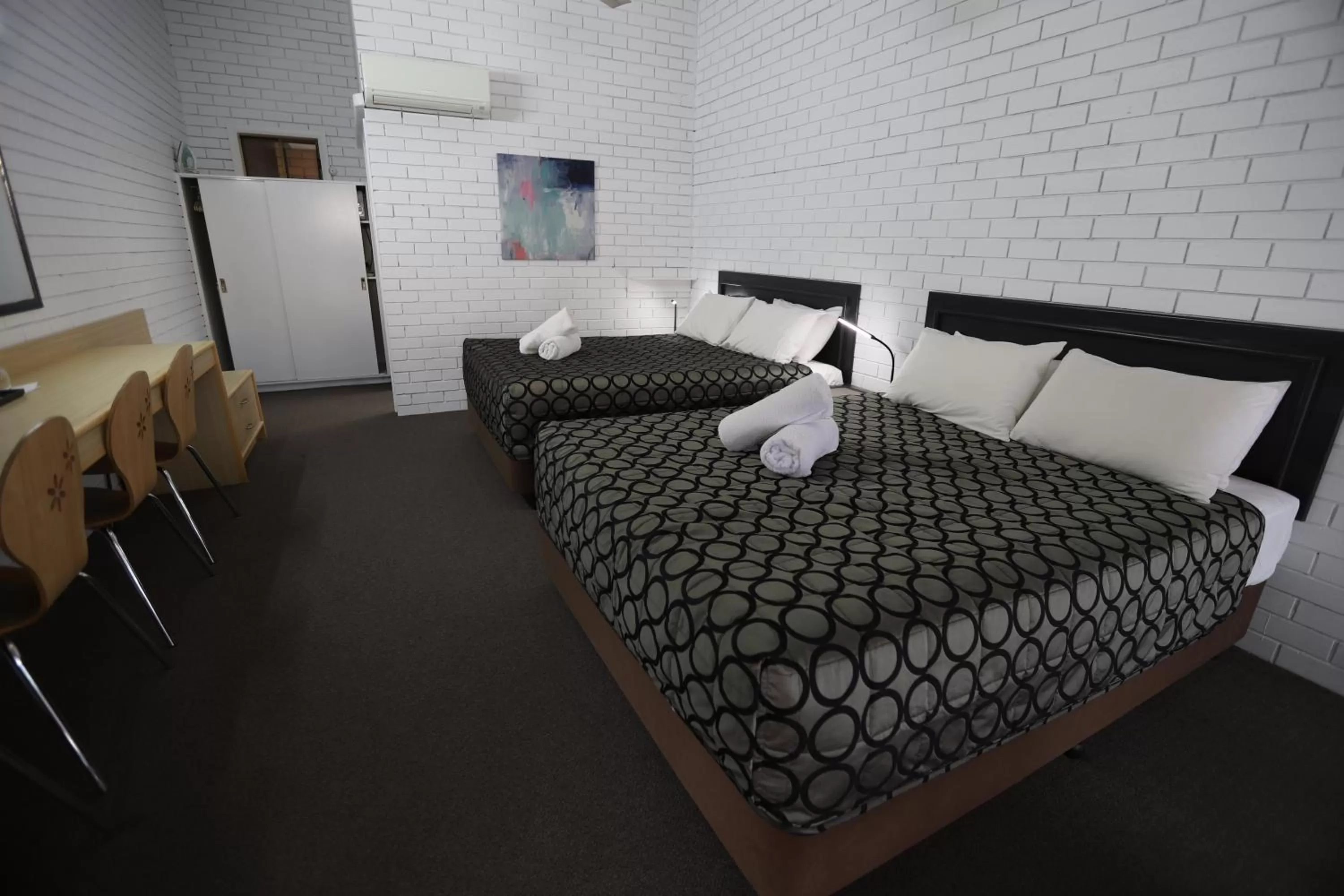 Bedroom, Bed in The Town House Motor Inn