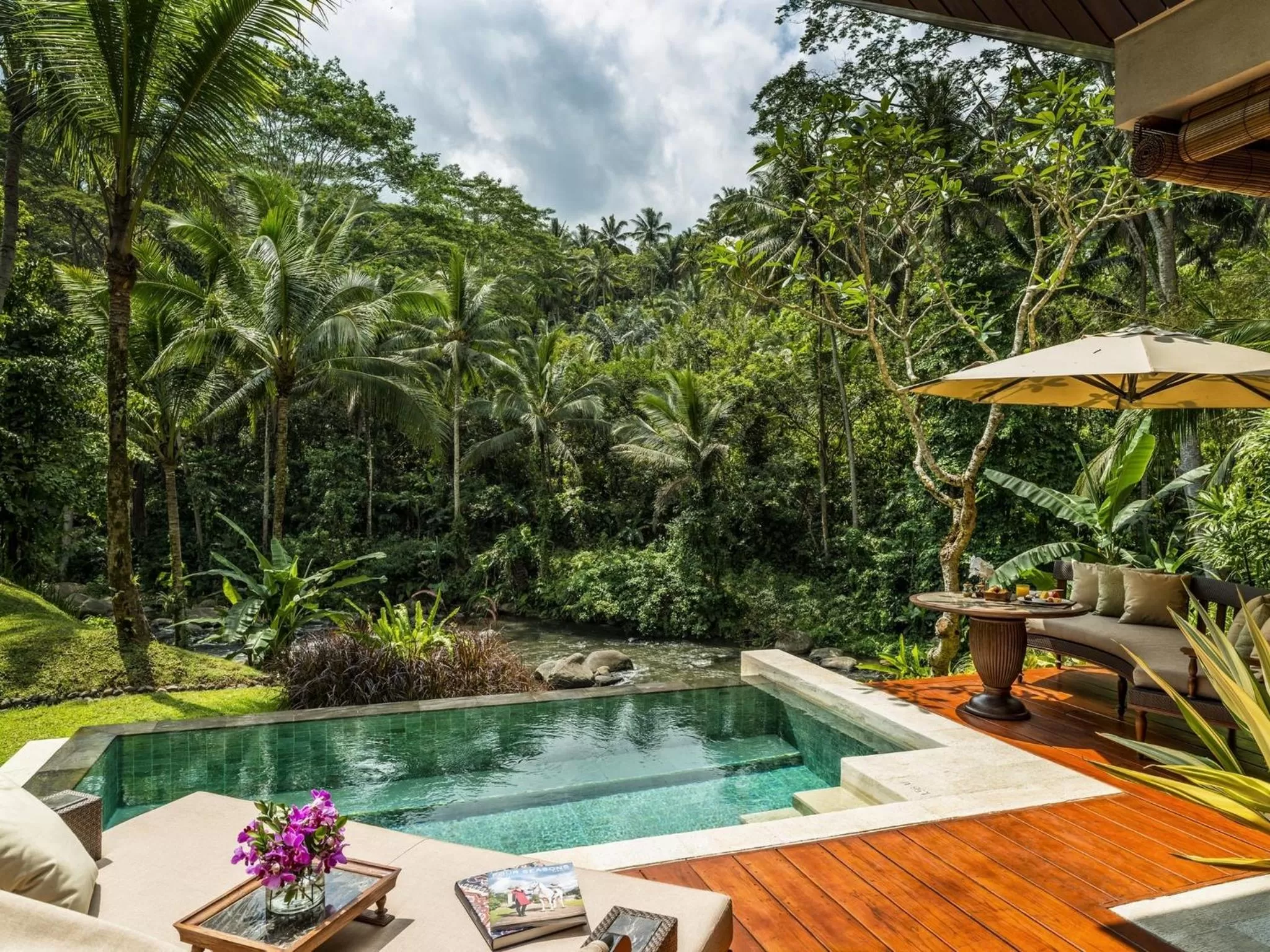 Swimming pool in Four Seasons Resort Bali at Sayan
