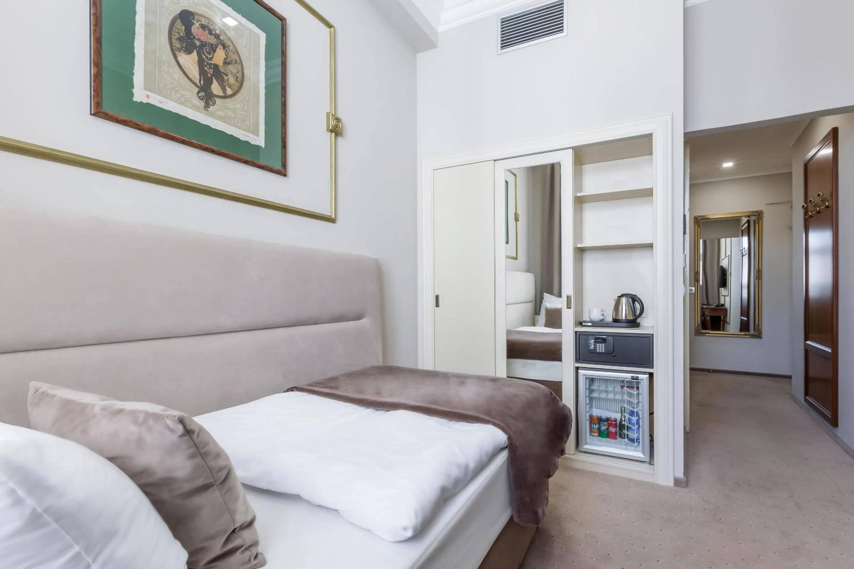 Photo of the whole room, Bed in Hotel Caruso Old Town