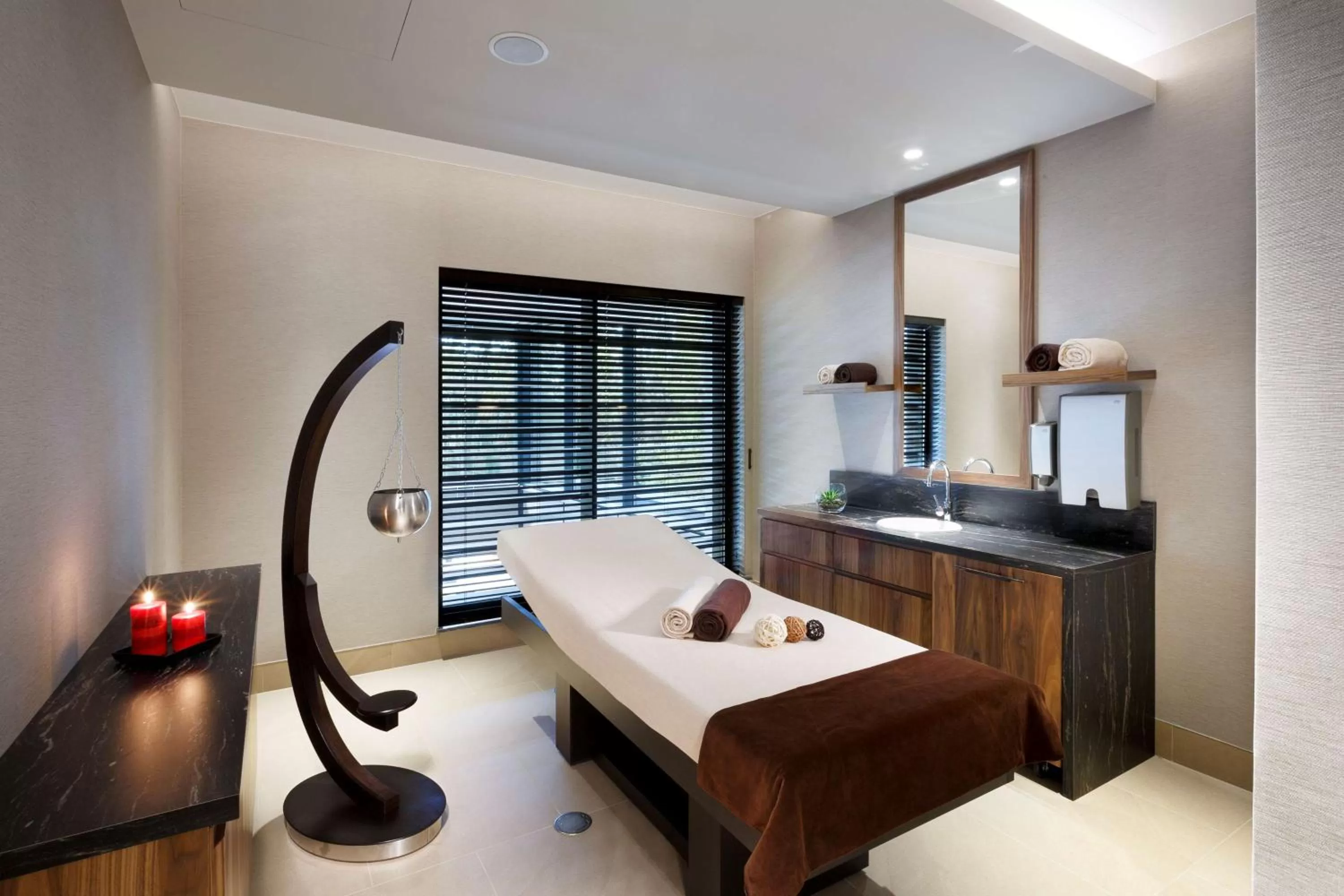 Spa and wellness centre/facilities, Bed in DoubleTree by Hilton Hotel & Conference Centre Warsaw