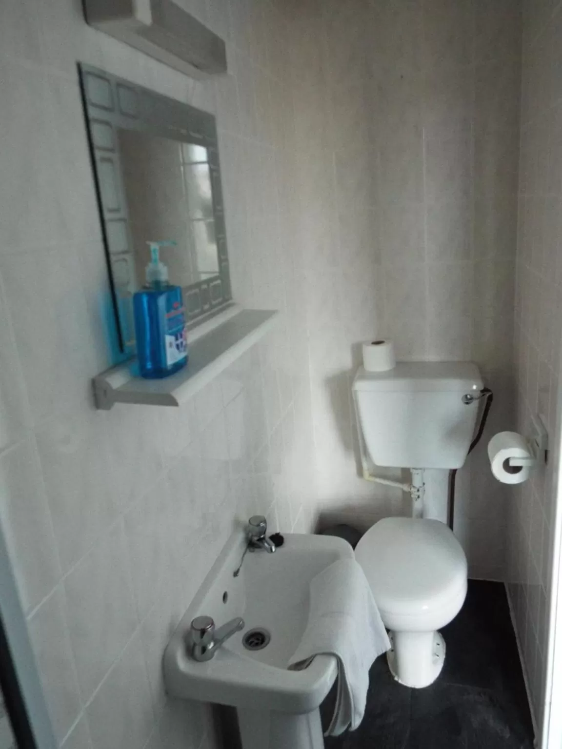 Bathroom in Alfies Hotel