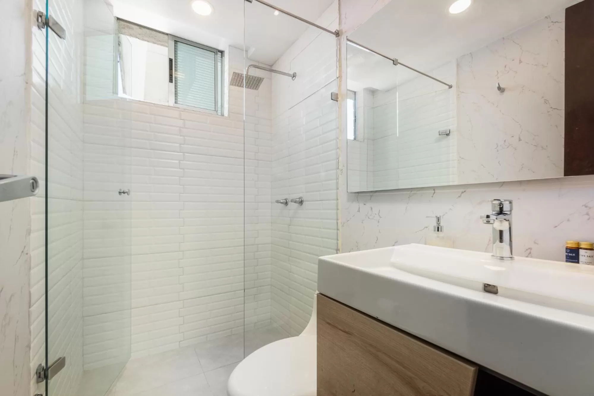 Shower in Apartamentos Poblado Alejandría by HOUSY HOST