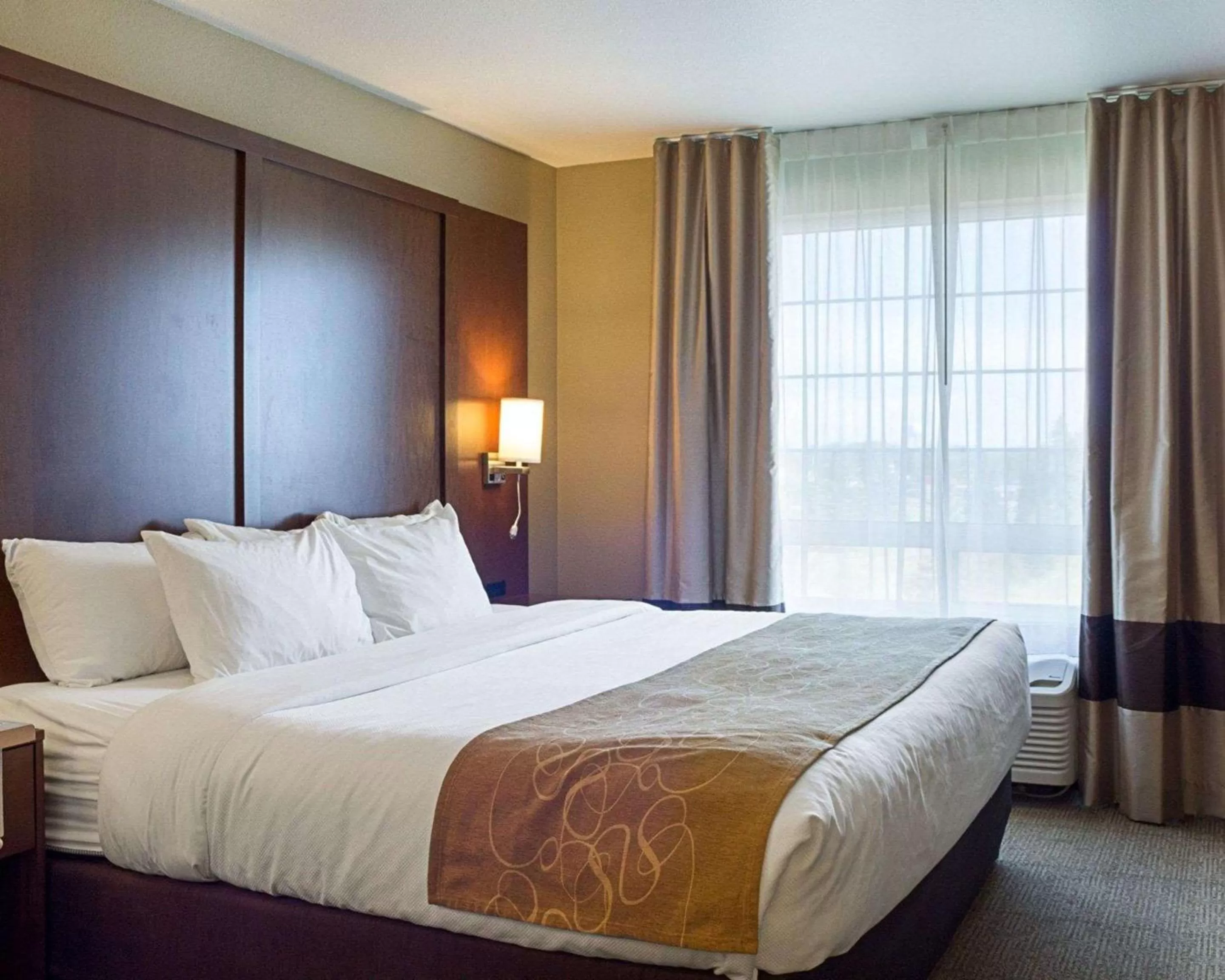 Photo of the whole room, Bed in Comfort Suites Minot South