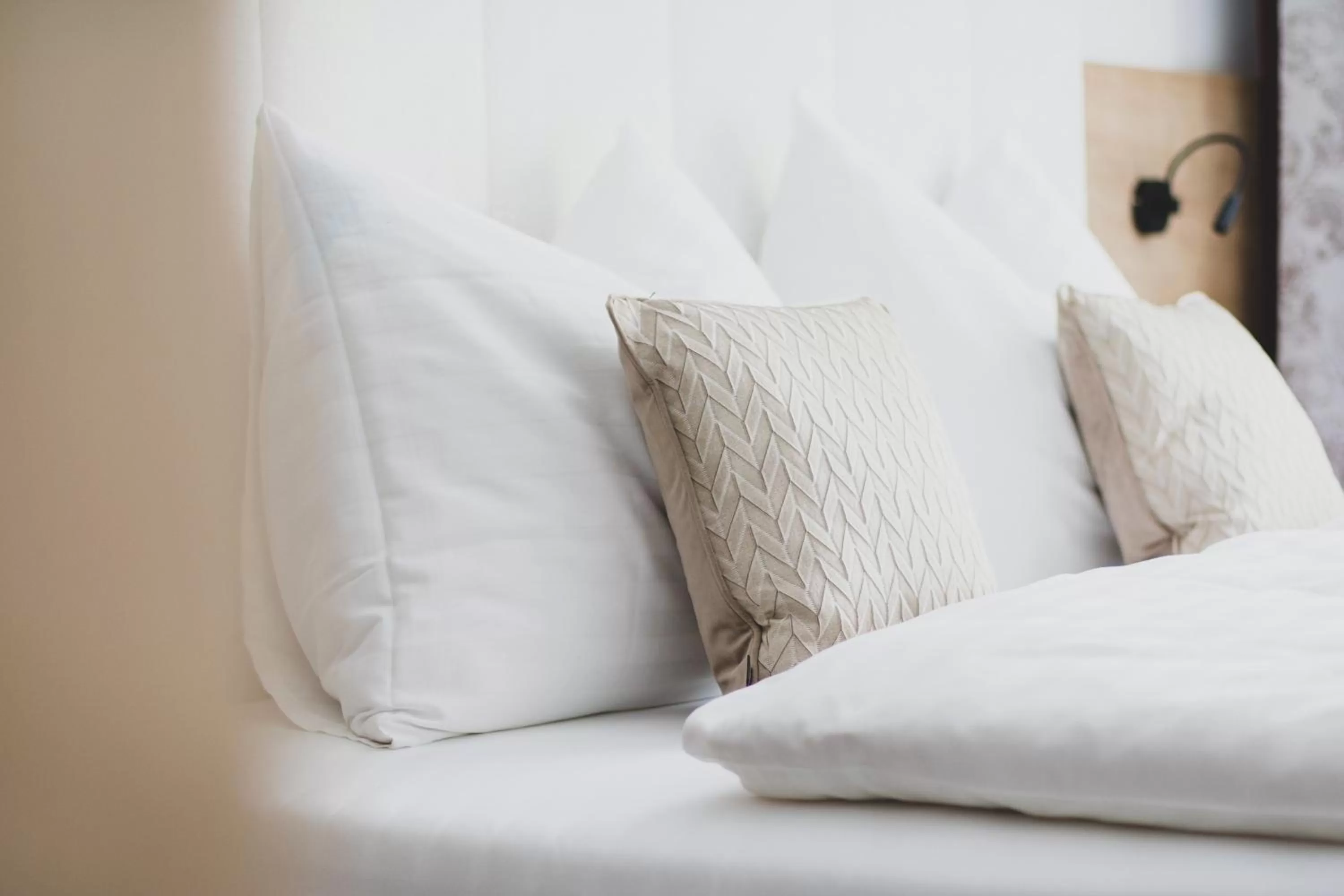 Photo of the whole room, Bed in EDELMANNs Hotel