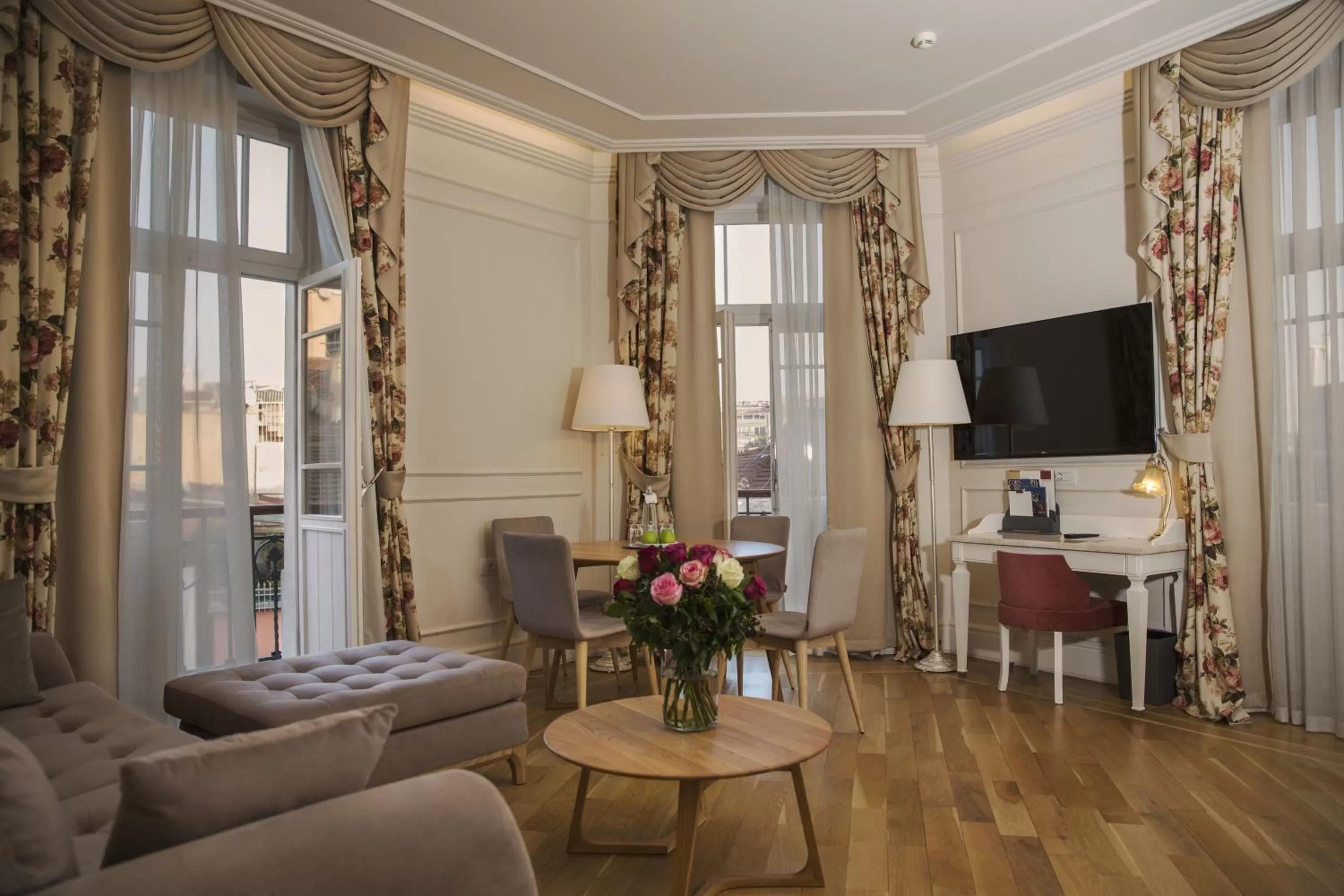 TV and multimedia in Corinne Art & Boutique Hotel