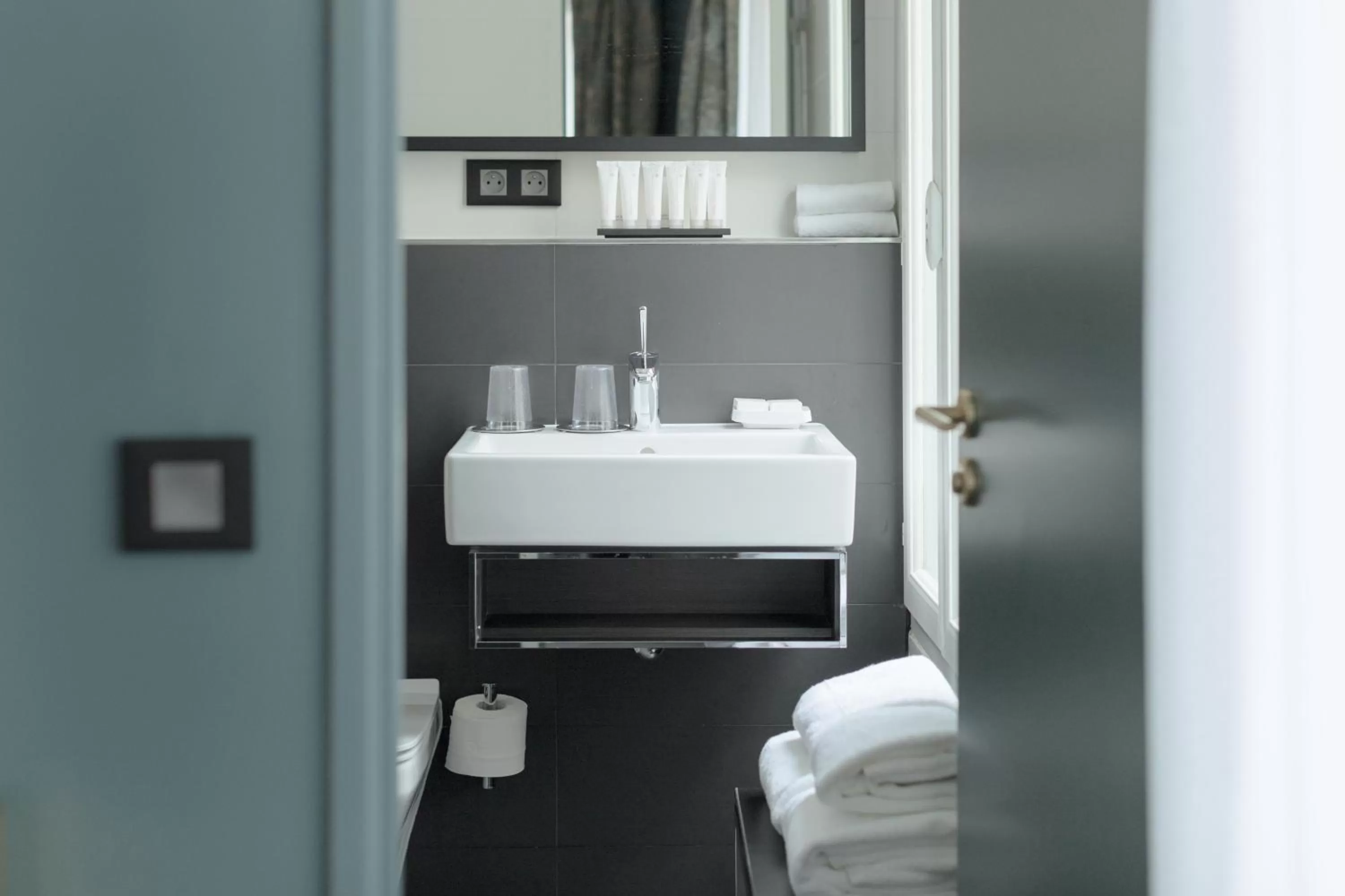 Photo of the whole room in XO Hotel Paris