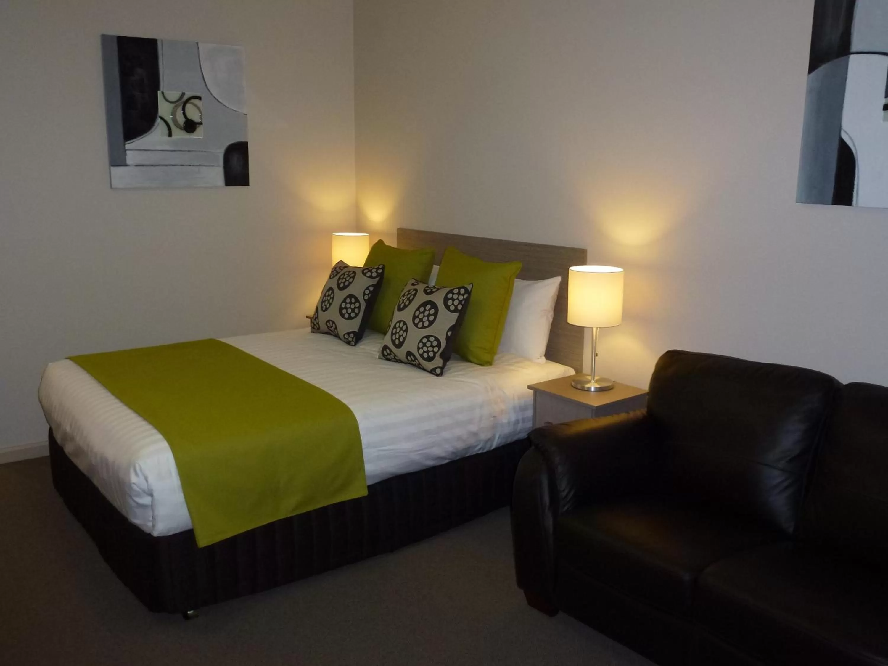 Bed in Tower Motor Inn