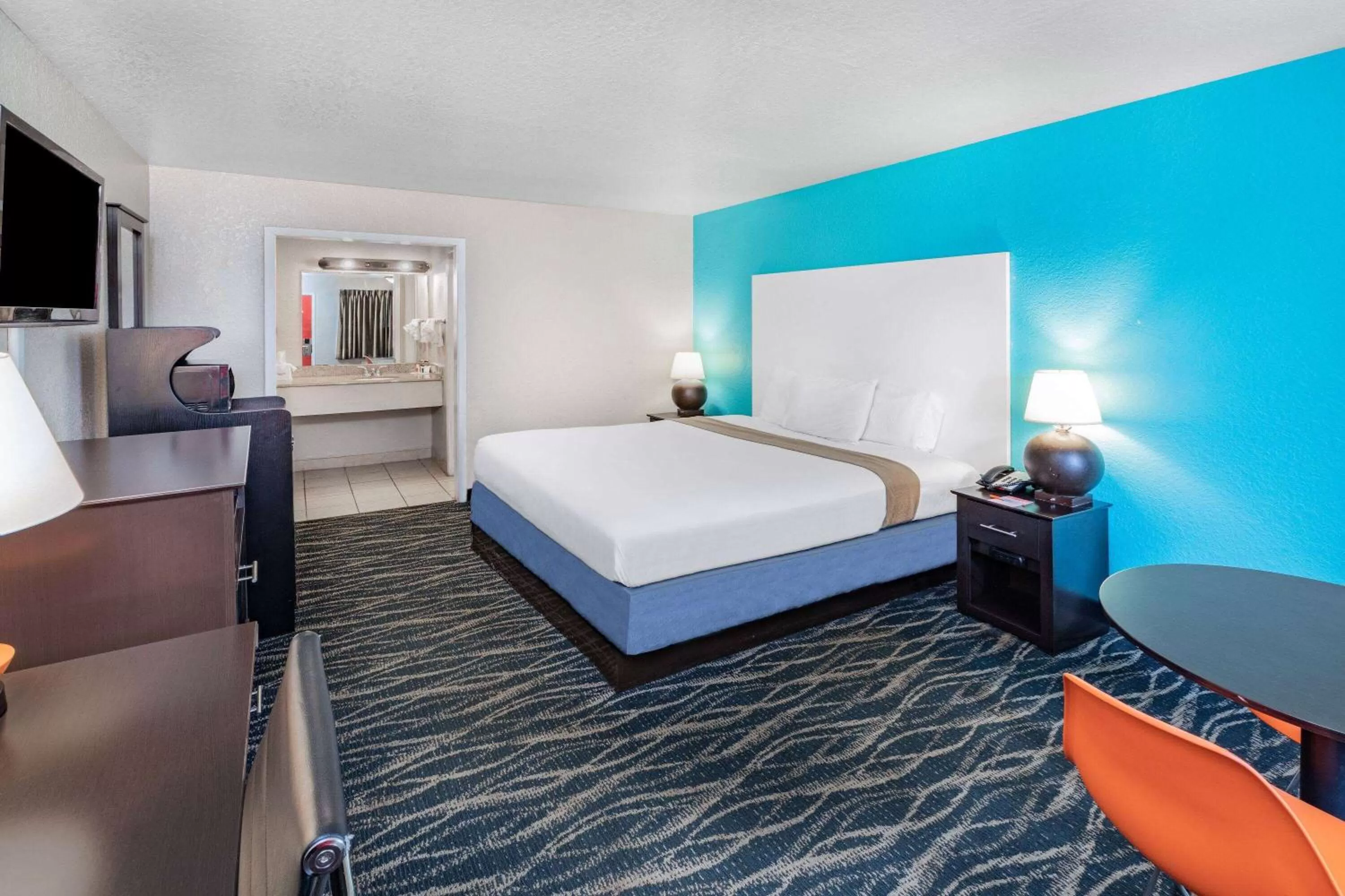 Photo of the whole room, Bed in Howard Johnson by Wyndham Houston Hobby Airport