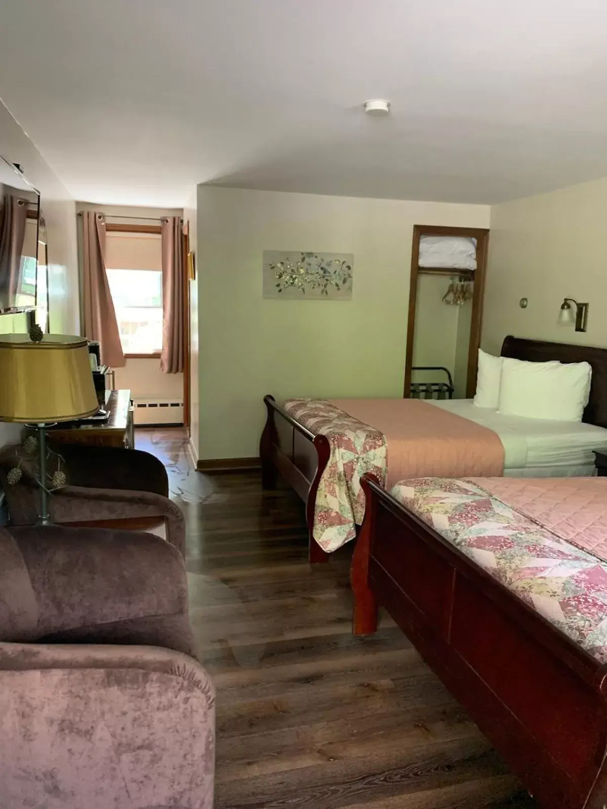 Double Room with Two Double Beds in Stay Berkshires Double Room with Two Double Beds in Stay Berkshires