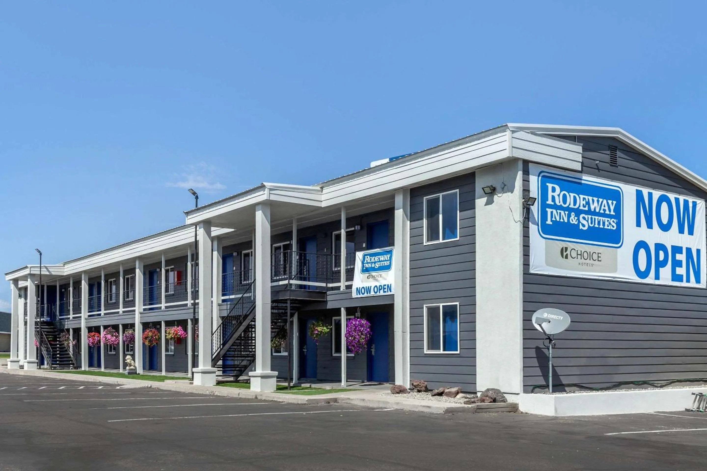 Property building in Rodeway Inn & Suites Ontario