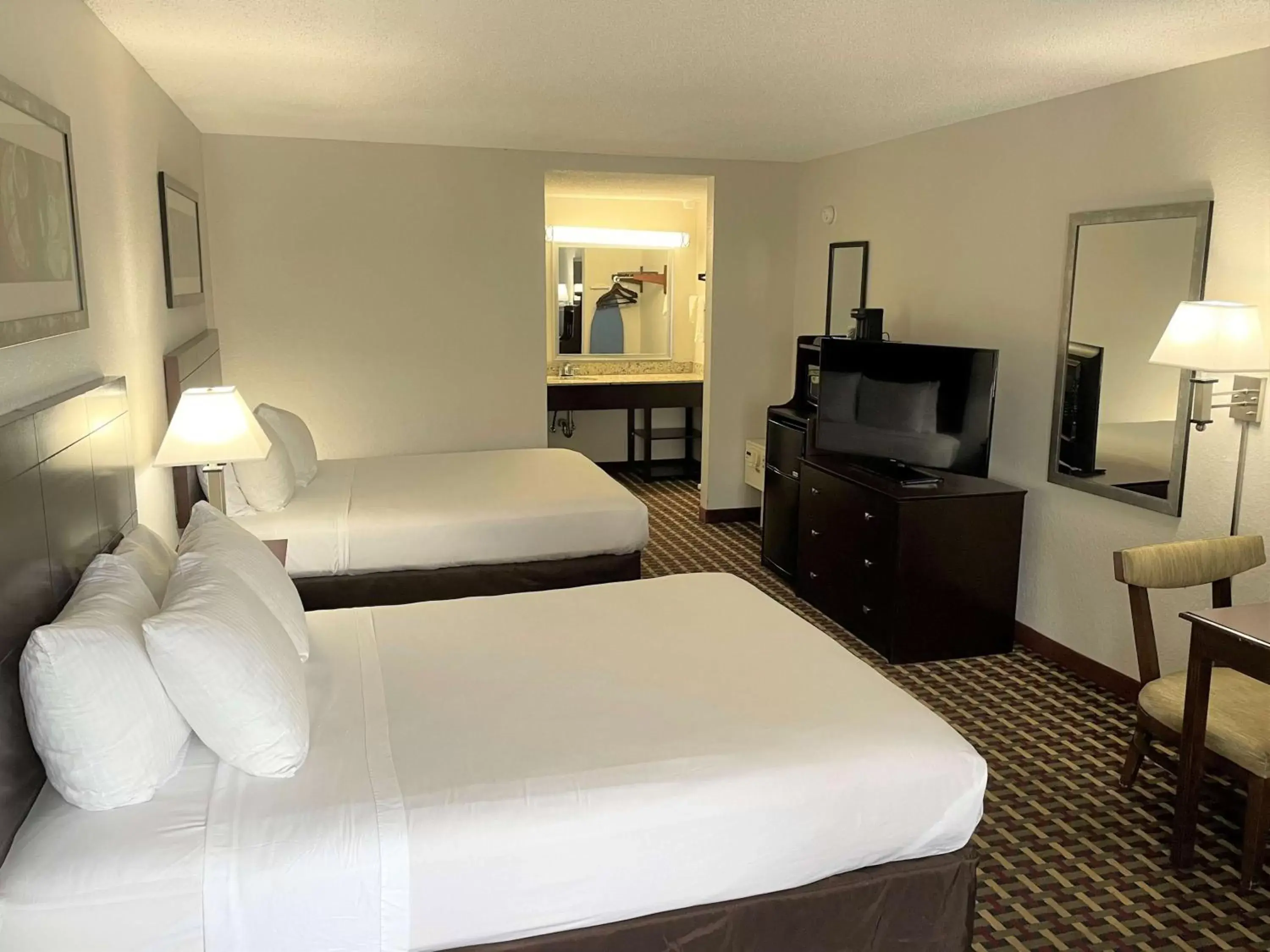 Queen Room with Two Queen Beds and Bathtub - Disability Access/Non-Smoking in Best Western of Clewiston Queen Room with Two Queen Beds and Bathtub - Disability Access/Non-Smoking in Best Western of Clewiston