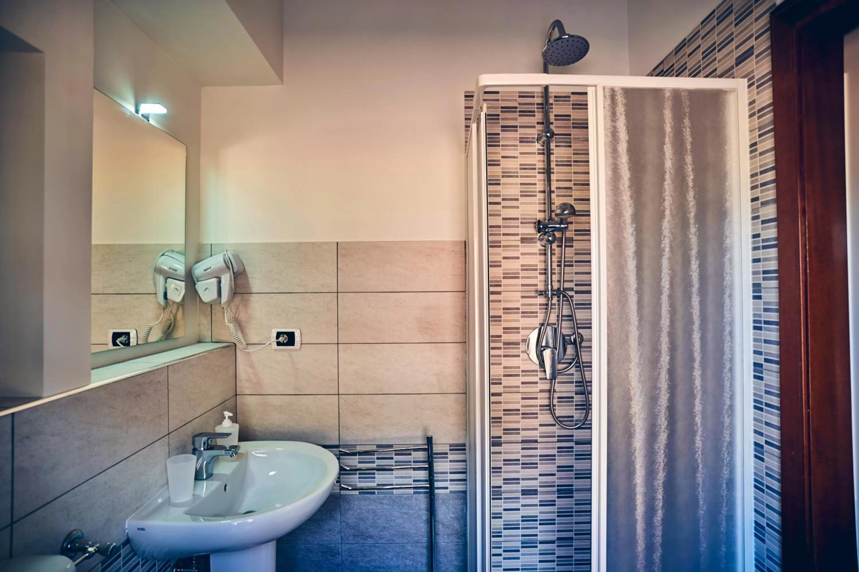 Shower in Travelershome 7Metri Ciampino GuestHouse