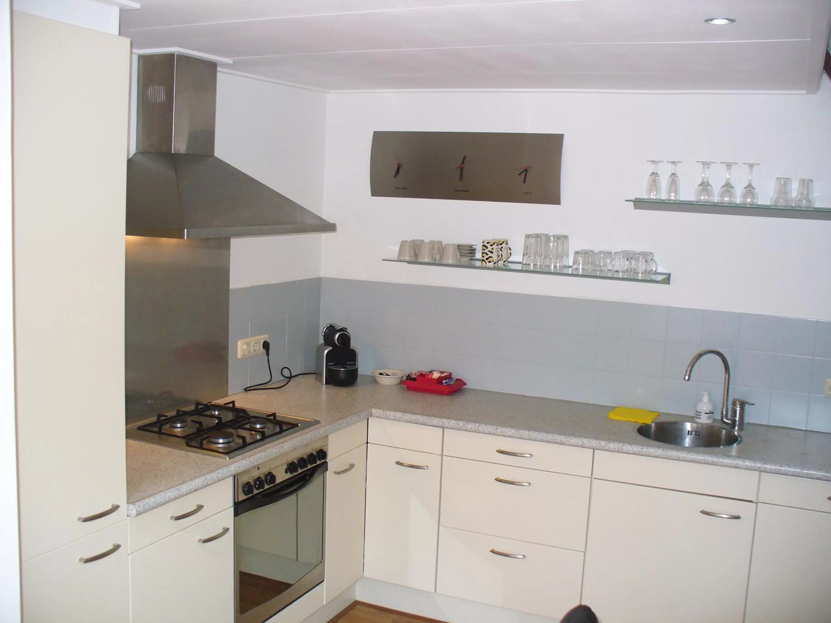 Kitchen or kitchenette in Hotel de Vischpoorte, centrum Deventer en aan de IJssel