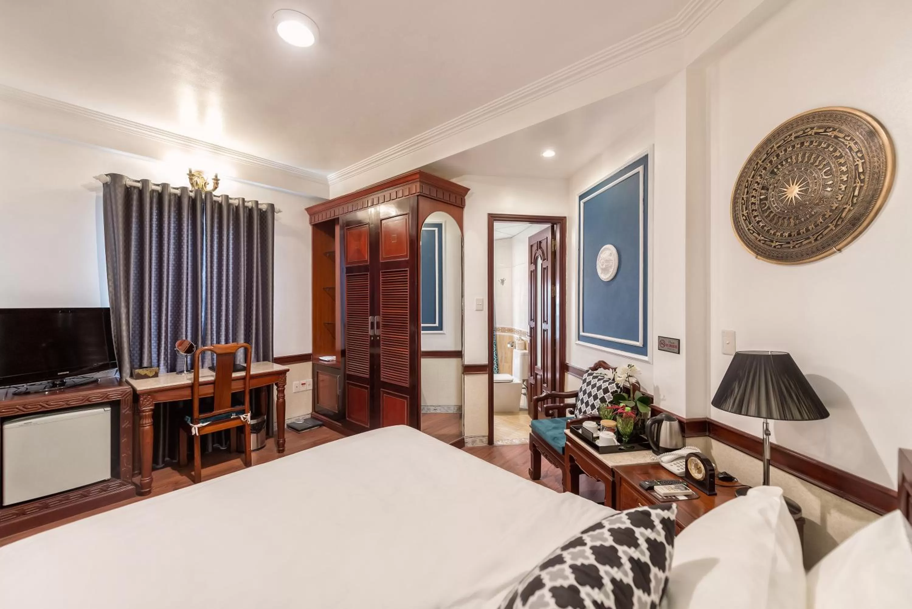 Living room, Bed in Prince II Hotel