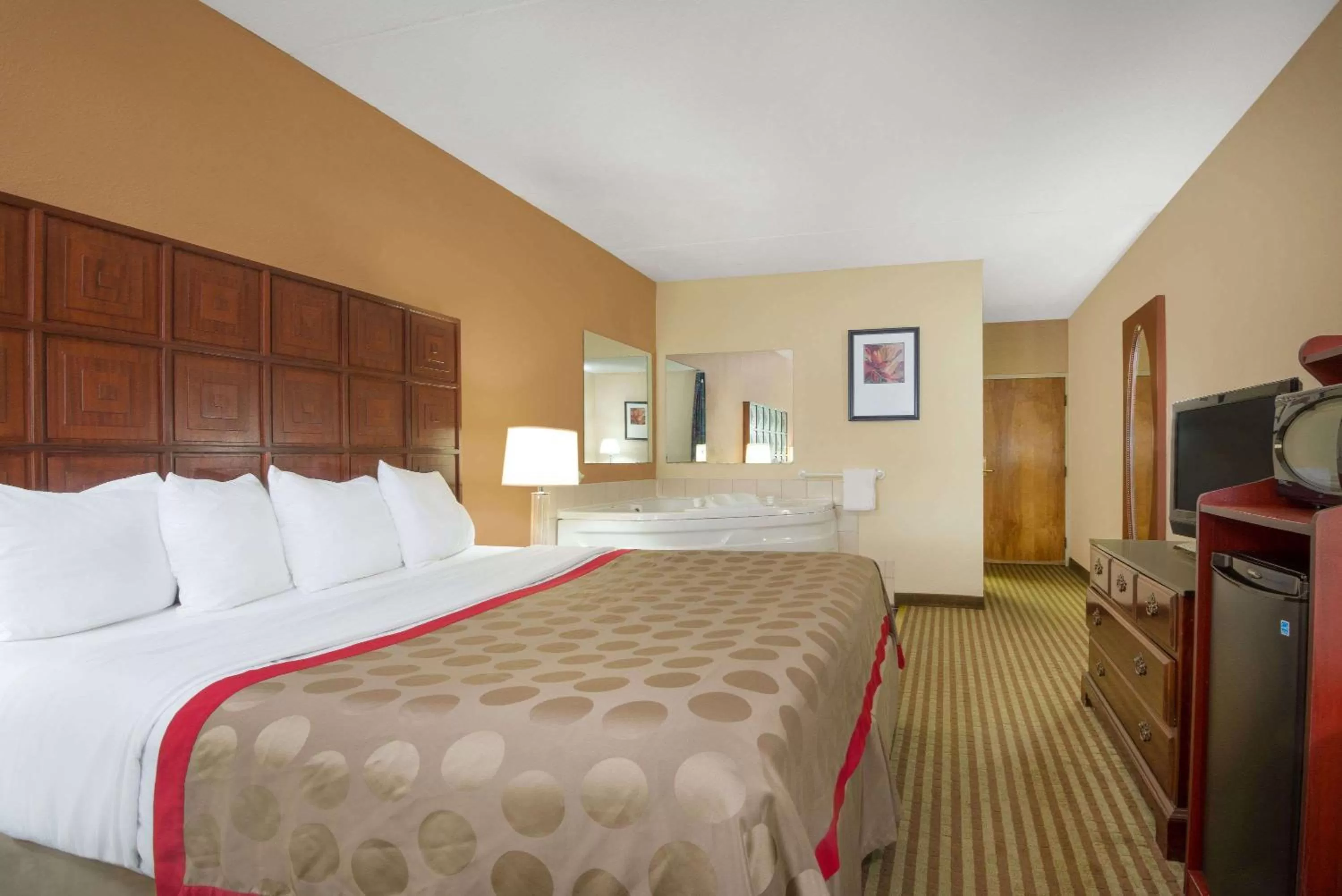 Photo of the whole room, Bed in Ramada by Wyndham Columbus North